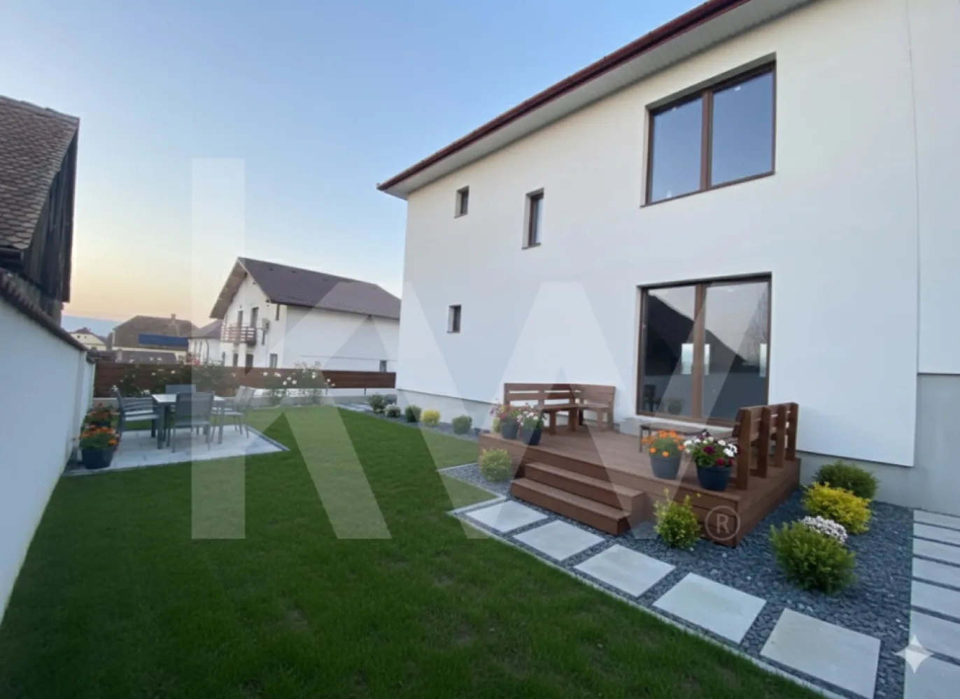 Casa 4 camere de vanzare 117 mpu teren liber 230mp Sibiu in Sura Mica - Aceasta proprietate are tot ce-ti trebuie pentru a da viata viselor tale. Amplasata intr-o zona linistita si exclusiv rezidentiala a orasului Sibiu, la Nord-Vest si in Sura Mica, acest tip duplex dispune de 117 mp utili, 152 mp construiti si 230 mp teren liber. Casa este in curs de construire, cu gandul la confortul tau, in 2025, avand un regim de inaltime P+M, acoperis din tigla, izolat la exterior si asfaltat. Imobilul are 4 camere, 3 dormitoare, 1 living cu zona de dining, 1 bucatarie, 2 bai,1 debara/depozitare, 2 holuri, casa scarii, 1 balcon comun la 2 dormitoare si terasa.

Poate fi o oaza de liniste si fericire in regiunea Sibiu, mereu cautata pe piata imobiliara. Deasemenea, vindem proprietatea atat cash, cat si prin credit ipotecar sau prima casa (finantare).

Stim cat de importanta e vestea buna si despre cum vinzi casa ta cu un plus. Ne-am asigurat ca regasesti in aceasta proprietate elemente de calitate superioara, la un raport calitate-pret imbatabil. Finisajele sunt efectuate cu materiale de calitate, decorativa, vopsea lavabila. Eficienta energetica se incadreaza in clasa B.

Iar prietenii tai se vor bucura de curtea ta de 230mp, cu gazon si o zona pavata.

In zona vei gasi magazine, parcuri, transport public, restaurante sau cafenele. Accesul la arterele principale sau autostrada A1 se realizeaza rapid, in doar cateva minute. Unele poze sunt variante la cum se poate amenaja.

Daca te-am convins, atunci actiunea ta este cat se poate de simpla. Nu ezita sa stabilesti o vizionare cu noi si hai sa-ti aratam aceasta proprietate! Echipa Keller Williams Sibiu este la dispozitia voastra cu orice detaliu sau vizionare!