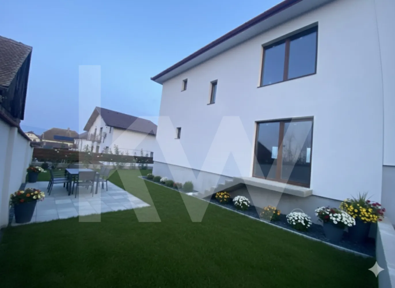 Casa 4 camere de vanzare 117 mpu teren liber 230mp Sibiu in Sura Mica - Aceasta proprietate are tot ce-ti trebuie pentru a da viata viselor tale. Amplasata intr-o zona linistita si exclusiv rezidentiala a orasului Sibiu, la Nord-Vest si in Sura Mica, acest tip duplex dispune de 117 mp utili, 152 mp construiti si 230 mp teren liber. Casa este in curs de construire, cu gandul la confortul tau, in 2025, avand un regim de inaltime P+M, acoperis din tigla, izolat la exterior si asfaltat. Imobilul are 4 camere, 3 dormitoare, 1 living cu zona de dining, 1 bucatarie, 2 bai,1 debara/depozitare, 2 holuri, casa scarii, 1 balcon comun la 2 dormitoare si terasa.

Poate fi o oaza de liniste si fericire in regiunea Sibiu, mereu cautata pe piata imobiliara. Deasemenea, vindem proprietatea atat cash, cat si prin credit ipotecar sau prima casa (finantare).

Stim cat de importanta e vestea buna si despre cum vinzi casa ta cu un plus. Ne-am asigurat ca regasesti in aceasta proprietate elemente de calitate superioara, la un raport calitate-pret imbatabil. Finisajele sunt efectuate cu materiale de calitate, decorativa, vopsea lavabila. Eficienta energetica se incadreaza in clasa B.

Iar prietenii tai se vor bucura de curtea ta de 230mp, cu gazon si o zona pavata.

In zona vei gasi magazine, parcuri, transport public, restaurante sau cafenele. Accesul la arterele principale sau autostrada A1 se realizeaza rapid, in doar cateva minute. Unele poze sunt variante la cum se poate amenaja.

Daca te-am convins, atunci actiunea ta este cat se poate de simpla. Nu ezita sa stabilesti o vizionare cu noi si hai sa-ti aratam aceasta proprietate! Echipa Keller Williams Sibiu este la dispozitia voastra cu orice detaliu sau vizionare!