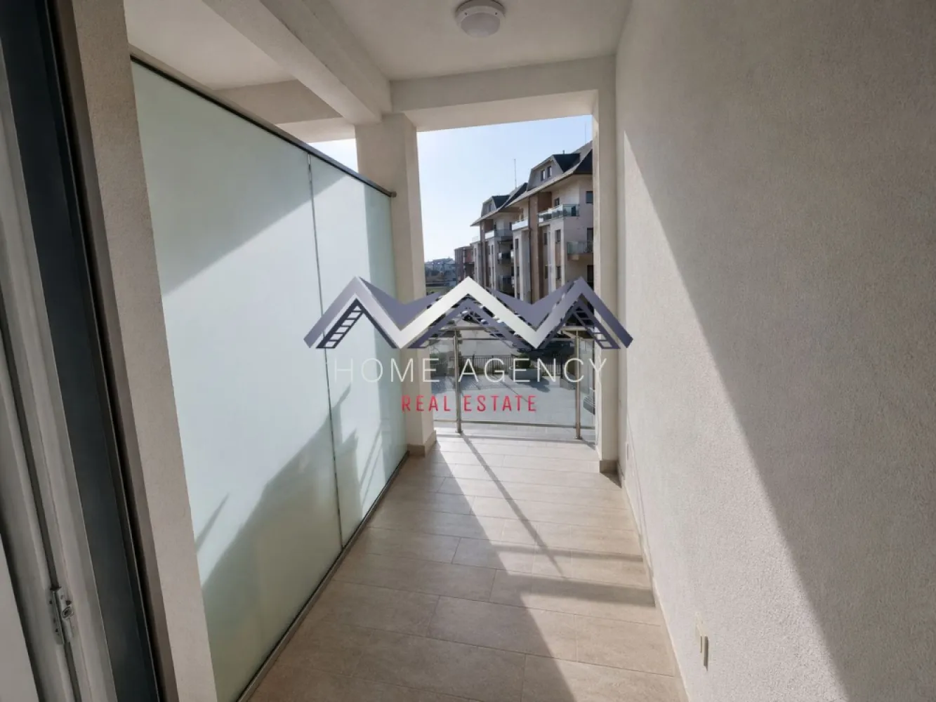 Apartament 3 camere Otopeni | bucătărie închisă - Vă propunem, spre închiriere, un apartament cu 3 camere, complet mobilat și utilat, situat la etajul 1 al unui imobil nou cu regim de înălțime P+4, prevăzut cu lift, într-o zonă apreciată din Otopeni, cu acces rapid către toate facilitățile necesare unui stil de viață confortabil.

Locuința este luminoasă și beneficiază de o compartimentare practică, fiind o alegere potrivită atât pentru o familie, cât și pentru un cuplu sau pentru două persoane care doresc să împartă locuința, beneficiind de confort și funcționalitate în utilizarea spațiului.

Apartamentul este compus dintr-un living luminos, cu zonă de relaxare și dining, o bucătărie închisă, complet mobilată și utilată, două dormitoare confortabile, fiecare cu acces către propriul balcon, precum și două băi – o baie principală dotată cu cadă și un grup sanitar de serviciu. Cele două balcoane completează armonios locuința, oferind un plus de confort și funcționalitate.

Unul dintre principalele avantaje ale proprietății îl reprezintă amplasarea excelentă. În imediata apropiere se regăsesc Lidl și Mega Image (la aproximativ 1 minut de mers pe jos), Penny Market, restaurante, farmacii, stație de autobuz, școli și grădinițe de stat și private, terenuri de tenis, benzinării, precum și acces facil către DN1 și Aeroportul Internațional Henri Coandă.

Apartamentul se închiriază complet mobilat și utilat, fiind disponibil pentru mutare imediată.

Dacă sunteți în căutarea unei locuințe într-un bloc nou, bine compartimentată și amplasată într-o zonă cu acces rapid către toate punctele de interes, vă invităm să programați o vizionare!