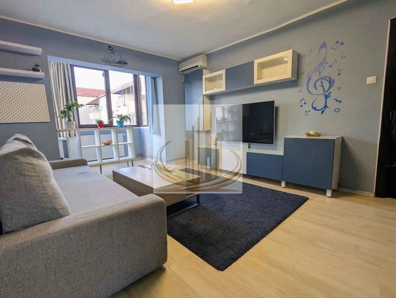 2 camere Girocului, etaj 3, renovat ideal investiție - Grand Mobilis Imobiliare vă propune spre vânzare un apartament cu 2 camere, semidecomandat, cu o suprafață utilă de 45 mp, situat în zona Girocului – Lidia, una dintre cele mai căutate zone din Timișoara, apreciată pentru liniște, accesibilitate și numeroasele facilități din apropiere.

Locuința este amplasată la etajul 3/5 al unui imobil anvelopat termic și beneficiază de vedere către curtea interioară, oferind un nivel ridicat de liniște și confort fonic, departe de zgomotul traficului. Apartamentul a fost renovat cu materiale de calitate, cu atenție la detalii și accent pe confort și funcționalitate. Mobilierul este nou, ales cu bun gust, iar amenajarea modernă creează o atmosferă primitoare și elegantă, gata să devină „acasă” din prima zi.

Proprietatea dispune de instalație electrică schimbată, baie renovată complet, geamuri termopan, aer condiționat și certificat energetic Clasa A, asigurând un confort termic excelent și costuri reduse de întreținere. Blocul fiind anvelopat termic, iar apartamentul beneficiind de finisaje și tâmplărie de calitate, temperatura interioară se menține optimă pe tot parcursul anului.

Se vinde complet mobilat și utilat, exact cum se prezintă, fiind pregătit pentru mutare imediată sau pentru a fi oferit direct spre închiriere, fără investiții suplimentare. Balconul închis a fost amenajat ca spațiu de birou, ideal pentru activități de tip work-from-home.

Încălzirea se realizează prin sistemul de termoficare al orașului, cu calorifere prevăzute cu robineți termostatați pentru reglarea temperaturii, iar pentru cei care își doresc independență energetică există posibilitatea montării unei centrale termice proprii. De asemenea, apartamentul dispune de boiler electric pentru apă caldă, oferind confort inclusiv în perioadele de revizie ale rețelei.

Poziționarea reprezintă unul dintre cele mai importante avantaje ale proprietății. În imediata apropiere regăsim Lidl, Kaufland, Profi, școli, grădinițe, licee, afterschool-uri, farmacii, restaurante, cafenele, parcuri și spații verzi. Totodată, mijloacele de transport în comun se află la câteva minute de mers pe jos, iar accesul către Spitalul Județean, Complexul Studențesc, Shopping City Timișoara și principalele artere ale orașului este rapid și facil.

Datorită locației excelente, faptului că se vinde complet mobilat și utilat, renovării realizate cu atenție și materialelor de calitate utilizate, proprietatea reprezintă o alegere excelentă atât pentru locuire, cât și pentru investiție, beneficiind de un potențial ridicat de închiriere într-una dintre cele mai căutate zone ale orașului.

Pentru informații suplimentare și programarea unei vizionări, vă invităm să contactați echipa Grand Mobilis Imobiliare.
ID Intern: CP3187655