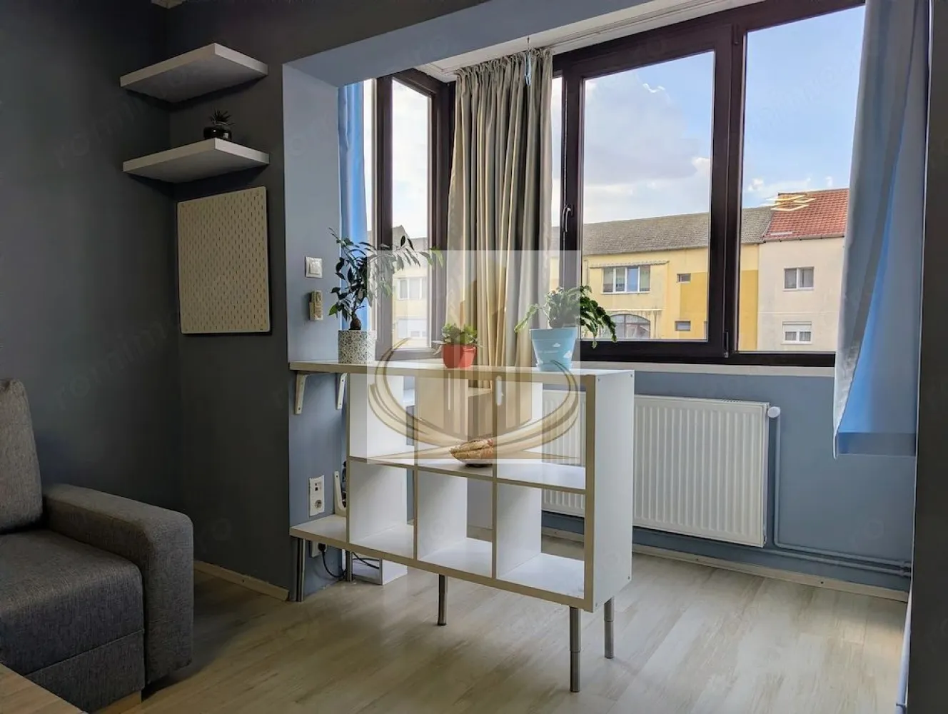 2 camere Girocului, etaj 3, renovat ideal investiție - Grand Mobilis Imobiliare vă propune spre vânzare un apartament cu 2 camere, semidecomandat, cu o suprafață utilă de 45 mp, situat în zona Girocului – Lidia, una dintre cele mai căutate zone din Timișoara, apreciată pentru liniște, accesibilitate și numeroasele facilități din apropiere.

Locuința este amplasată la etajul 3/5 al unui imobil anvelopat termic și beneficiază de vedere către curtea interioară, oferind un nivel ridicat de liniște și confort fonic, departe de zgomotul traficului. Apartamentul a fost renovat cu materiale de calitate, cu atenție la detalii și accent pe confort și funcționalitate. Mobilierul este nou, ales cu bun gust, iar amenajarea modernă creează o atmosferă primitoare și elegantă, gata să devină „acasă” din prima zi.

Proprietatea dispune de instalație electrică schimbată, baie renovată complet, geamuri termopan, aer condiționat și certificat energetic Clasa A, asigurând un confort termic excelent și costuri reduse de întreținere. Blocul fiind anvelopat termic, iar apartamentul beneficiind de finisaje și tâmplărie de calitate, temperatura interioară se menține optimă pe tot parcursul anului.

Se vinde complet mobilat și utilat, exact cum se prezintă, fiind pregătit pentru mutare imediată sau pentru a fi oferit direct spre închiriere, fără investiții suplimentare. Balconul închis a fost amenajat ca spațiu de birou, ideal pentru activități de tip work-from-home.

Încălzirea se realizează prin sistemul de termoficare al orașului, cu calorifere prevăzute cu robineți termostatați pentru reglarea temperaturii, iar pentru cei care își doresc independență energetică există posibilitatea montării unei centrale termice proprii. De asemenea, apartamentul dispune de boiler electric pentru apă caldă, oferind confort inclusiv în perioadele de revizie ale rețelei.

Poziționarea reprezintă unul dintre cele mai importante avantaje ale proprietății. În imediata apropiere regăsim Lidl, Kaufland, Profi, școli, grădinițe, licee, afterschool-uri, farmacii, restaurante, cafenele, parcuri și spații verzi. Totodată, mijloacele de transport în comun se află la câteva minute de mers pe jos, iar accesul către Spitalul Județean, Complexul Studențesc, Shopping City Timișoara și principalele artere ale orașului este rapid și facil.

Datorită locației excelente, faptului că se vinde complet mobilat și utilat, renovării realizate cu atenție și materialelor de calitate utilizate, proprietatea reprezintă o alegere excelentă atât pentru locuire, cât și pentru investiție, beneficiind de un potențial ridicat de închiriere într-una dintre cele mai căutate zone ale orașului.

Pentru informații suplimentare și programarea unei vizionări, vă invităm să contactați echipa Grand Mobilis Imobiliare.
ID Intern: CP3187655