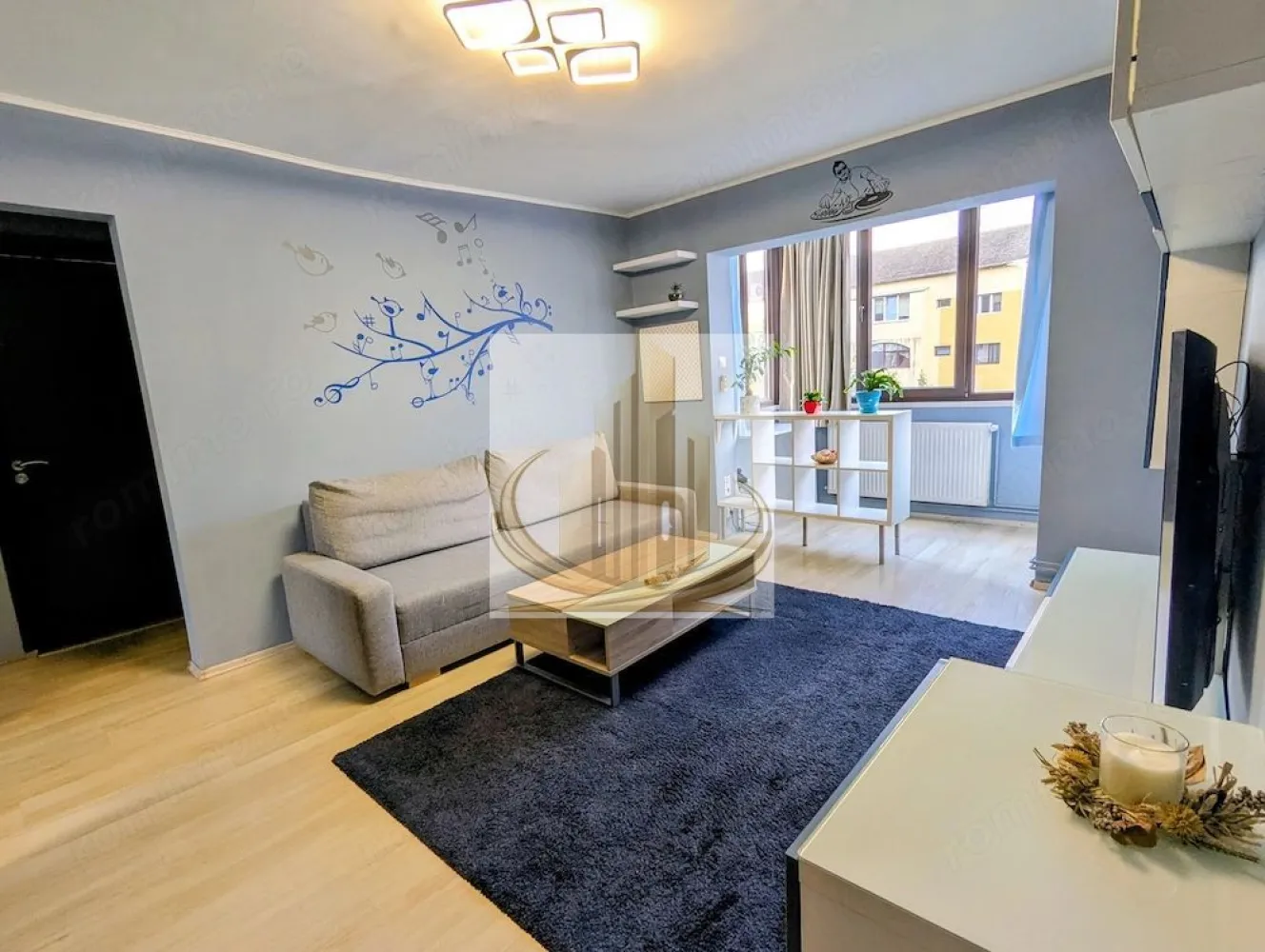 2 camere Girocului, etaj 3, renovat ideal investiție - Grand Mobilis Imobiliare vă propune spre vânzare un apartament cu 2 camere, semidecomandat, cu o suprafață utilă de 45 mp, situat în zona Girocului – Lidia, una dintre cele mai căutate zone din Timișoara, apreciată pentru liniște, accesibilitate și numeroasele facilități din apropiere.

Locuința este amplasată la etajul 3/5 al unui imobil anvelopat termic și beneficiază de vedere către curtea interioară, oferind un nivel ridicat de liniște și confort fonic, departe de zgomotul traficului. Apartamentul a fost renovat cu materiale de calitate, cu atenție la detalii și accent pe confort și funcționalitate. Mobilierul este nou, ales cu bun gust, iar amenajarea modernă creează o atmosferă primitoare și elegantă, gata să devină „acasă” din prima zi.

Proprietatea dispune de instalație electrică schimbată, baie renovată complet, geamuri termopan, aer condiționat și certificat energetic Clasa A, asigurând un confort termic excelent și costuri reduse de întreținere. Blocul fiind anvelopat termic, iar apartamentul beneficiind de finisaje și tâmplărie de calitate, temperatura interioară se menține optimă pe tot parcursul anului.

Se vinde complet mobilat și utilat, exact cum se prezintă, fiind pregătit pentru mutare imediată sau pentru a fi oferit direct spre închiriere, fără investiții suplimentare. Balconul închis a fost amenajat ca spațiu de birou, ideal pentru activități de tip work-from-home.

Încălzirea se realizează prin sistemul de termoficare al orașului, cu calorifere prevăzute cu robineți termostatați pentru reglarea temperaturii, iar pentru cei care își doresc independență energetică există posibilitatea montării unei centrale termice proprii. De asemenea, apartamentul dispune de boiler electric pentru apă caldă, oferind confort inclusiv în perioadele de revizie ale rețelei.

Poziționarea reprezintă unul dintre cele mai importante avantaje ale proprietății. În imediata apropiere regăsim Lidl, Kaufland, Profi, școli, grădinițe, licee, afterschool-uri, farmacii, restaurante, cafenele, parcuri și spații verzi. Totodată, mijloacele de transport în comun se află la câteva minute de mers pe jos, iar accesul către Spitalul Județean, Complexul Studențesc, Shopping City Timișoara și principalele artere ale orașului este rapid și facil.

Datorită locației excelente, faptului că se vinde complet mobilat și utilat, renovării realizate cu atenție și materialelor de calitate utilizate, proprietatea reprezintă o alegere excelentă atât pentru locuire, cât și pentru investiție, beneficiind de un potențial ridicat de închiriere într-una dintre cele mai căutate zone ale orașului.

Pentru informații suplimentare și programarea unei vizionări, vă invităm să contactați echipa Grand Mobilis Imobiliare.
ID Intern: CP3187655