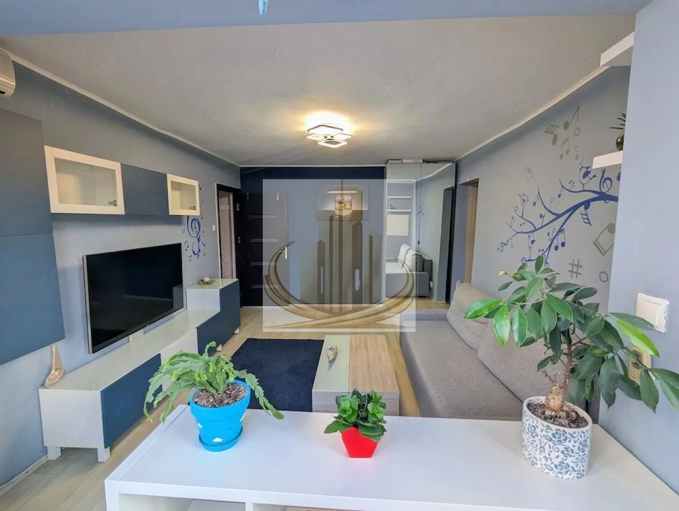 2 camere Girocului, etaj 3, renovat ideal investiție - Grand Mobilis Imobiliare vă propune spre vânzare un apartament cu 2 camere, semidecomandat, cu o suprafață utilă de 45 mp, situat în zona Girocului – Lidia, una dintre cele mai căutate zone din Timișoara, apreciată pentru liniște, accesibilitate și numeroasele facilități din apropiere.

Locuința este amplasată la etajul 3/5 al unui imobil anvelopat termic și beneficiază de vedere către curtea interioară, oferind un nivel ridicat de liniște și confort fonic, departe de zgomotul traficului. Apartamentul a fost renovat cu materiale de calitate, cu atenție la detalii și accent pe confort și funcționalitate. Mobilierul este nou, ales cu bun gust, iar amenajarea modernă creează o atmosferă primitoare și elegantă, gata să devină „acasă” din prima zi.

Proprietatea dispune de instalație electrică schimbată, baie renovată complet, geamuri termopan, aer condiționat și certificat energetic Clasa A, asigurând un confort termic excelent și costuri reduse de întreținere. Blocul fiind anvelopat termic, iar apartamentul beneficiind de finisaje și tâmplărie de calitate, temperatura interioară se menține optimă pe tot parcursul anului.

Se vinde complet mobilat și utilat, exact cum se prezintă, fiind pregătit pentru mutare imediată sau pentru a fi oferit direct spre închiriere, fără investiții suplimentare. Balconul închis a fost amenajat ca spațiu de birou, ideal pentru activități de tip work-from-home.

Încălzirea se realizează prin sistemul de termoficare al orașului, cu calorifere prevăzute cu robineți termostatați pentru reglarea temperaturii, iar pentru cei care își doresc independență energetică există posibilitatea montării unei centrale termice proprii. De asemenea, apartamentul dispune de boiler electric pentru apă caldă, oferind confort inclusiv în perioadele de revizie ale rețelei.

Poziționarea reprezintă unul dintre cele mai importante avantaje ale proprietății. În imediata apropiere regăsim Lidl, Kaufland, Profi, școli, grădinițe, licee, afterschool-uri, farmacii, restaurante, cafenele, parcuri și spații verzi. Totodată, mijloacele de transport în comun se află la câteva minute de mers pe jos, iar accesul către Spitalul Județean, Complexul Studențesc, Shopping City Timișoara și principalele artere ale orașului este rapid și facil.

Datorită locației excelente, faptului că se vinde complet mobilat și utilat, renovării realizate cu atenție și materialelor de calitate utilizate, proprietatea reprezintă o alegere excelentă atât pentru locuire, cât și pentru investiție, beneficiind de un potențial ridicat de închiriere într-una dintre cele mai căutate zone ale orașului.

Pentru informații suplimentare și programarea unei vizionări, vă invităm să contactați echipa Grand Mobilis Imobiliare.
ID Intern: CP3187655