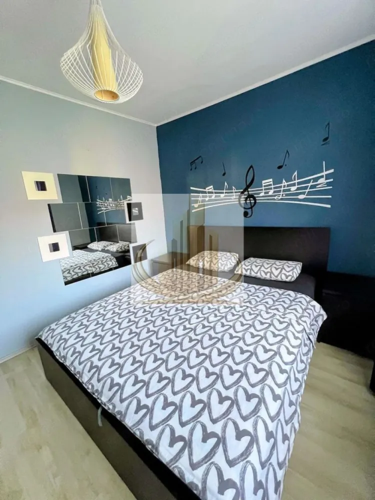 2 camere Girocului, etaj 3, renovat ideal investiție - Grand Mobilis Imobiliare vă propune spre vânzare un apartament cu 2 camere, semidecomandat, cu o suprafață utilă de 45 mp, situat în zona Girocului – Lidia, una dintre cele mai căutate zone din Timișoara, apreciată pentru liniște, accesibilitate și numeroasele facilități din apropiere.

Locuința este amplasată la etajul 3/5 al unui imobil anvelopat termic și beneficiază de vedere către curtea interioară, oferind un nivel ridicat de liniște și confort fonic, departe de zgomotul traficului. Apartamentul a fost renovat cu materiale de calitate, cu atenție la detalii și accent pe confort și funcționalitate. Mobilierul este nou, ales cu bun gust, iar amenajarea modernă creează o atmosferă primitoare și elegantă, gata să devină „acasă” din prima zi.

Proprietatea dispune de instalație electrică schimbată, baie renovată complet, geamuri termopan, aer condiționat și certificat energetic Clasa A, asigurând un confort termic excelent și costuri reduse de întreținere. Blocul fiind anvelopat termic, iar apartamentul beneficiind de finisaje și tâmplărie de calitate, temperatura interioară se menține optimă pe tot parcursul anului.

Se vinde complet mobilat și utilat, exact cum se prezintă, fiind pregătit pentru mutare imediată sau pentru a fi oferit direct spre închiriere, fără investiții suplimentare. Balconul închis a fost amenajat ca spațiu de birou, ideal pentru activități de tip work-from-home.

Încălzirea se realizează prin sistemul de termoficare al orașului, cu calorifere prevăzute cu robineți termostatați pentru reglarea temperaturii, iar pentru cei care își doresc independență energetică există posibilitatea montării unei centrale termice proprii. De asemenea, apartamentul dispune de boiler electric pentru apă caldă, oferind confort inclusiv în perioadele de revizie ale rețelei.

Poziționarea reprezintă unul dintre cele mai importante avantaje ale proprietății. În imediata apropiere regăsim Lidl, Kaufland, Profi, școli, grădinițe, licee, afterschool-uri, farmacii, restaurante, cafenele, parcuri și spații verzi. Totodată, mijloacele de transport în comun se află la câteva minute de mers pe jos, iar accesul către Spitalul Județean, Complexul Studențesc, Shopping City Timișoara și principalele artere ale orașului este rapid și facil.

Datorită locației excelente, faptului că se vinde complet mobilat și utilat, renovării realizate cu atenție și materialelor de calitate utilizate, proprietatea reprezintă o alegere excelentă atât pentru locuire, cât și pentru investiție, beneficiind de un potențial ridicat de închiriere într-una dintre cele mai căutate zone ale orașului.

Pentru informații suplimentare și programarea unei vizionări, vă invităm să contactați echipa Grand Mobilis Imobiliare.
ID Intern: CP3187655