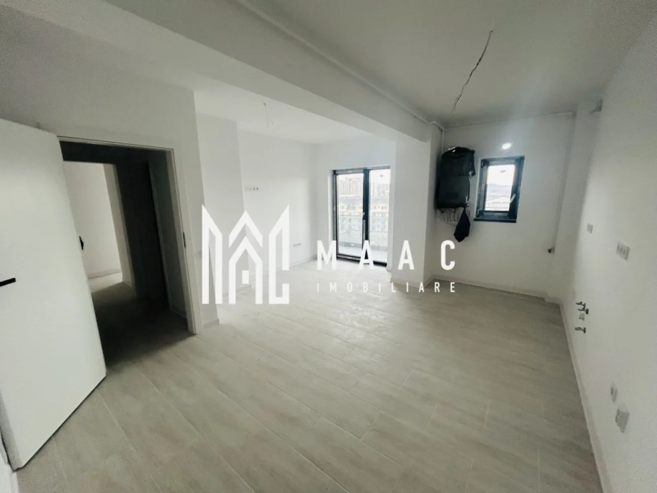 Apartament 2 camere | Parcare inclusă | Vedere panoramică | Doamna Stanca - MAAC Imobiliare vă oferă spre vânzare un apartament cu 2 camere, situat într-un imobil nou, potrivit atât pentru locuire, cât și pentru investiție, în zona Doamna Stanca. Apartamentul are o suprafață utilă de 55,1 mp și beneficiază de o compartimentare practică, fiind alcătuit din: -living spațios cu bucătărie open space, dormitor, baie, hol, balcon, balcon, pe care este amenajată o debara compartimentată, ideală pentru depozitare. Proprietatea este amplasată la etajul 4, într-un imobil bine poziționat, oferind confort, liniște și o vedere plăcută către munți și oraș, ce adaugă un plus de valoare locuinței. Locul de parcare este inclus, un beneficiu important pentru uzul zilnic. Apartamentul se poate preda la cheie, cu posibilitatea de mutare imediată, la prețul de 93.800 € + TVA. O proprietate ideală pentru cei care caută un apartament nou, modern și funcțional, într-o zonă în continuă dezvoltare. Pentru mai multe informatii si pentru a programa o vizionare, va rugam specificati ID: CP2905285 }}