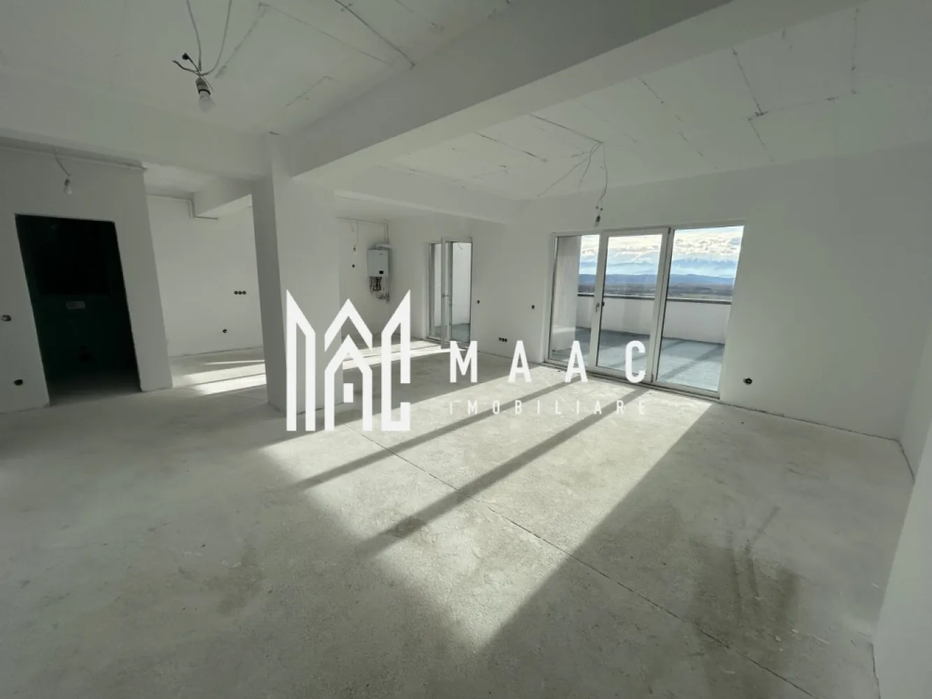 PENTHOUSE PREMIUM | Terasă Panoramică | Avangarden – Shopping City - MAAC Imobiliare vă propune spre vânzare un PENTHOUSE exclusivist, situat în cartierul Avangarden – prelungirea Bulevardului Mihai Viteazu, pe singurul bloc amplasat direct la bulevard, într-o zonă rezidențială modernă, liniștită și bine conectată cu orașul Sibiu și facilitățile sale. Detalii proprietate: Suprafață utilă: 110 mp Terasa generoasă: 47,7 mp Orientare: Sud-Est – luminozitate naturală pe tot parcursul zilei și panoramă spre oraș și munți Compartimentare modernă: living generos cu bucătărie open space (posibilitatea de închidere), 2 dormitoare, 2 băi, hol, dressing și debara Loc de parcare inclus Dotări și avantaje: Încălzire în pardoseală – confort termic ridicat Geamuri tripan – izolare fonică și termică Poziționare premium, cu acces facil către principalele puncte de interes ale orașului Terasă spectaculoasă – ideală pentru relaxare, socializare sau zonă de lounge cu priveliște amplă spre oraș și spre lanțurile muntoase Coloană uscată – facilități tehnice moderne Acces rapid către Shopping City, mijloace de transport, școli și principalele artere ale orașului Pentru mai multe detalii și vizionări, precizati telefonic ca ati vazut anuntul cu ID: CP2904923 }}