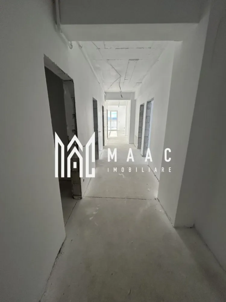 PENTHOUSE PREMIUM | Terasă Panoramică | Avangarden – Shopping City - MAAC Imobiliare vă propune spre vânzare un PENTHOUSE exclusivist, situat în cartierul Avangarden – prelungirea Bulevardului Mihai Viteazu, pe singurul bloc amplasat direct la bulevard, într-o zonă rezidențială modernă, liniștită și bine conectată cu orașul Sibiu și facilitățile sale. Detalii proprietate: Suprafață utilă: 110 mp Terasa generoasă: 47,7 mp Orientare: Sud-Est – luminozitate naturală pe tot parcursul zilei și panoramă spre oraș și munți Compartimentare modernă: living generos cu bucătărie open space (posibilitatea de închidere), 2 dormitoare, 2 băi, hol, dressing și debara Loc de parcare inclus Dotări și avantaje: Încălzire în pardoseală – confort termic ridicat Geamuri tripan – izolare fonică și termică Poziționare premium, cu acces facil către principalele puncte de interes ale orașului Terasă spectaculoasă – ideală pentru relaxare, socializare sau zonă de lounge cu priveliște amplă spre oraș și spre lanțurile muntoase Coloană uscată – facilități tehnice moderne Acces rapid către Shopping City, mijloace de transport, școli și principalele artere ale orașului Pentru mai multe detalii și vizionări, precizati telefonic ca ati vazut anuntul cu ID: CP2904923 }}