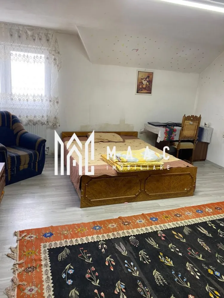 Casă Individuala | 246 mpu | Poplaca Sibiu - MAAC Imobiliare va propune spre vanzare o casă individuală situată într-o zonă deosebit de pitorească din Poplaca, Sibiu, ideală pentru cei care își doresc liniște, aer curat și o priveliște spectaculoasă asupra împrejurimilor. Imobilul beneficiază de o compartimentare generoasă și practică, fiind compus din: 2 holuri 2 băi bucătărie living spațios 5 dormitoare balcon pivniță pentru depozitare Casa este ideală pentru o familie numeroasă sau pentru amenajarea unei pensiuni/agroturism, datorită numărului mare de camere și poziționării într-o zonă turistică apreciată. Încălzirea se realizează prin centrală pe lemne, oferind un confort termic ridicat și costuri eficiente în sezonul rece. Proprietatea dispune de o curte liberă de aproximativ 500 mp, perfectă pentru relaxare, grădinărit sau amenajarea unui spațiu de recreere pentru întreaga familie. Grădina mare completează farmecul proprietății și oferă multiple posibilități de amenajare. Dacă sunteți în căutarea unei locuințe spațioase, într-un cadru natural deosebit, această proprietate din Poplaca reprezintă o oportunitate excelentă. Pentru mai multe detalii si programarea unei vizionari va rugam sa specificati ID: CP2905279. }}