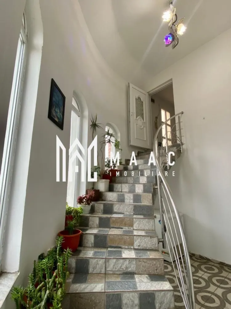 Casă Individuala | 246 mpu | Poplaca Sibiu - MAAC Imobiliare va propune spre vanzare o casă individuală situată într-o zonă deosebit de pitorească din Poplaca, Sibiu, ideală pentru cei care își doresc liniște, aer curat și o priveliște spectaculoasă asupra împrejurimilor. Imobilul beneficiază de o compartimentare generoasă și practică, fiind compus din: 2 holuri 2 băi bucătărie living spațios 5 dormitoare balcon pivniță pentru depozitare Casa este ideală pentru o familie numeroasă sau pentru amenajarea unei pensiuni/agroturism, datorită numărului mare de camere și poziționării într-o zonă turistică apreciată. Încălzirea se realizează prin centrală pe lemne, oferind un confort termic ridicat și costuri eficiente în sezonul rece. Proprietatea dispune de o curte liberă de aproximativ 500 mp, perfectă pentru relaxare, grădinărit sau amenajarea unui spațiu de recreere pentru întreaga familie. Grădina mare completează farmecul proprietății și oferă multiple posibilități de amenajare. Dacă sunteți în căutarea unei locuințe spațioase, într-un cadru natural deosebit, această proprietate din Poplaca reprezintă o oportunitate excelentă. Pentru mai multe detalii si programarea unei vizionari va rugam sa specificati ID: CP2905279. }}