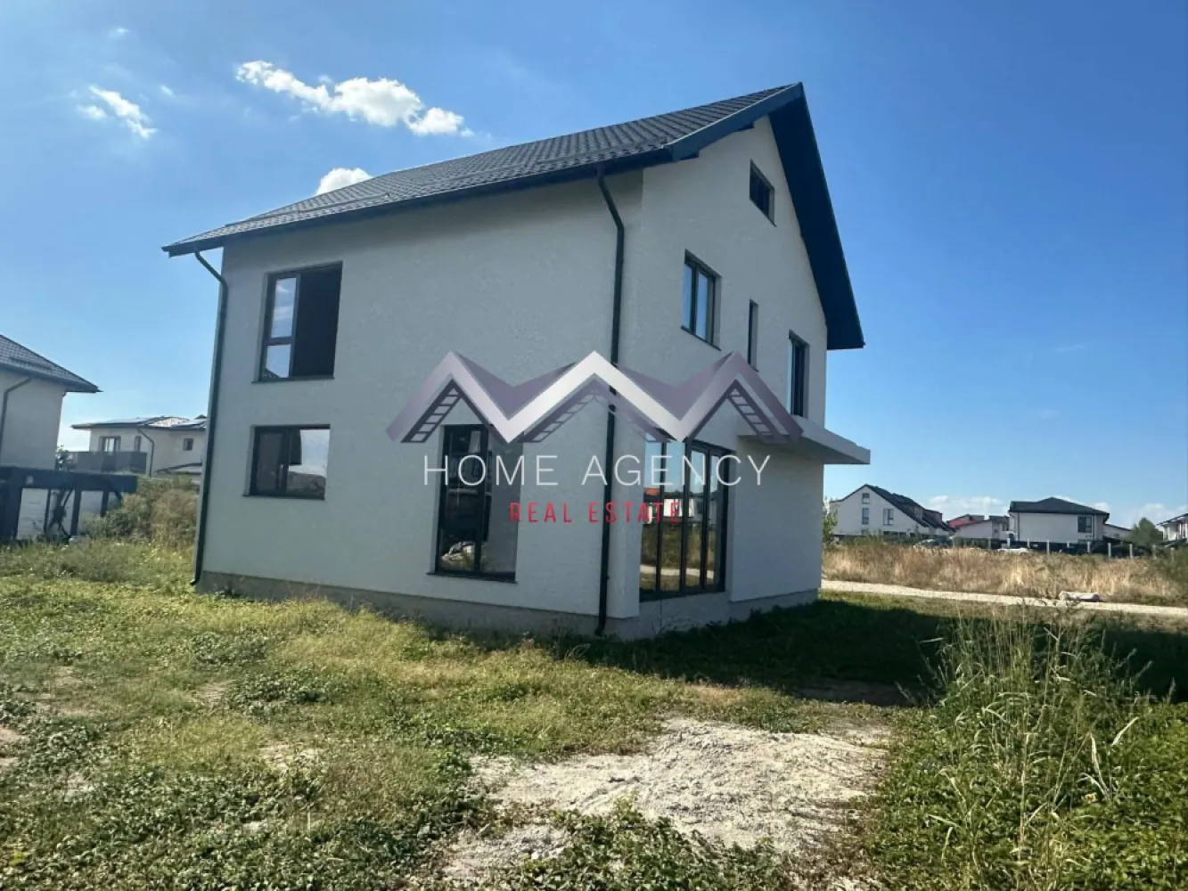 Casă individuală modernă în Otopeni – 190 mp construiți + mansardă locuibilă - Îți propunem, spre vânzare, o casă individuală de 190 mp, proiectată inteligent pentru confort și funcționalitate, amplasată într-un cartier liniștit din Otopeni, cu acces rapid către Nordul Capitalei.

Locuința este desfășurată pe parter, etaj și beneficiază de o mansardă complet funcțională de 50 mp, unde se poate sta în picioare. Mansarda dispune de baie proprie și spații generoase de depozitare mascate, fiind ideală pentru birou, dormitor suplimentar, zonă de relaxare sau hobby room.

Un avantaj important este faptul că viitorul proprietar își poate alege finisajele, în funcție de preferințe, beneficiind de buget alocat de dezvoltator, astfel încât casa să fie personalizată exact pe stilul dorit.

Compartimentare practică și bine gândită:

Parter:
- Living generos de 34,35 mp, cu zonă de dining și acces direct către grădină
- Bucătărie retrasă, ce poate fi închisă, de 13,80 mp, cu cămară
- WC de serviciu
- Cameră tehnică și spații de depozitare

Etaj:
- 3 dormitoare
- Dormitor matrimonial cu dressing, baie proprie și balcon
- Baie pe hol

Mansardă:
- Spațiu deschis de 50 mp, complet locuibil
- Spații mari de depozitare

Detalii care fac diferența:
- Încălzire prin pardoseală
- Ferestre mari pentru lumină naturală
- Pod izolat cu spumă poliuretanică
- Terasă elegantă cu deck din lemn
- Curte spațioasă cu două locuri de parcare

Construcția este realizată cu materiale premium, respectând cele mai noi standarde de calitate, durabilitate și eficiență energetică.

O locuință ideală pentru cei care își doresc spațiu, liniște și posibilitatea de personalizare.

📞 Sună acum pentru detalii și programarea unei vizionări!