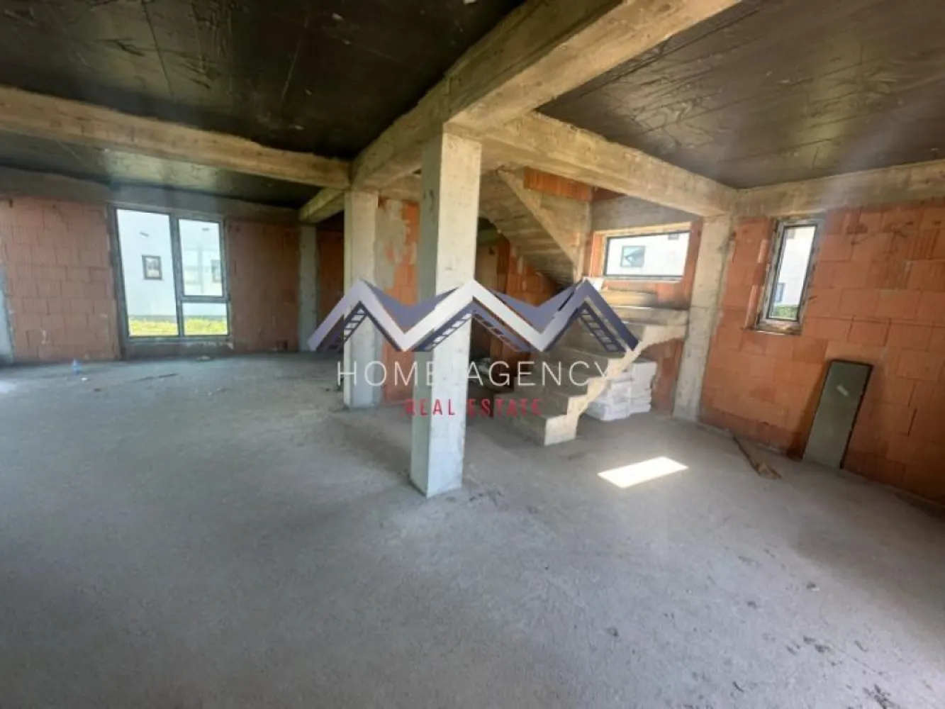Casă individuală modernă în Otopeni – 190 mp construiți + mansardă locuibilă - Îți propunem, spre vânzare, o casă individuală de 190 mp, proiectată inteligent pentru confort și funcționalitate, amplasată într-un cartier liniștit din Otopeni, cu acces rapid către Nordul Capitalei.

Locuința este desfășurată pe parter, etaj și beneficiază de o mansardă complet funcțională de 50 mp, unde se poate sta în picioare. Mansarda dispune de baie proprie și spații generoase de depozitare mascate, fiind ideală pentru birou, dormitor suplimentar, zonă de relaxare sau hobby room.

Un avantaj important este faptul că viitorul proprietar își poate alege finisajele, în funcție de preferințe, beneficiind de buget alocat de dezvoltator, astfel încât casa să fie personalizată exact pe stilul dorit.

Compartimentare practică și bine gândită:

Parter:
- Living generos de 34,35 mp, cu zonă de dining și acces direct către grădină
- Bucătărie retrasă, ce poate fi închisă, de 13,80 mp, cu cămară
- WC de serviciu
- Cameră tehnică și spații de depozitare

Etaj:
- 3 dormitoare
- Dormitor matrimonial cu dressing, baie proprie și balcon
- Baie pe hol

Mansardă:
- Spațiu deschis de 50 mp, complet locuibil
- Spații mari de depozitare

Detalii care fac diferența:
- Încălzire prin pardoseală
- Ferestre mari pentru lumină naturală
- Pod izolat cu spumă poliuretanică
- Terasă elegantă cu deck din lemn
- Curte spațioasă cu două locuri de parcare

Construcția este realizată cu materiale premium, respectând cele mai noi standarde de calitate, durabilitate și eficiență energetică.

O locuință ideală pentru cei care își doresc spațiu, liniște și posibilitatea de personalizare.

📞 Sună acum pentru detalii și programarea unei vizionări!