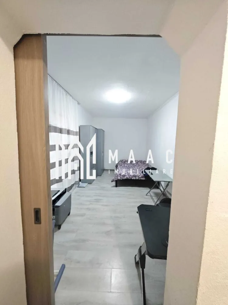 Apartament 1 Camera I Curte I Parter I Renovat I Cisnadie - Seoferă spre vânzare o garsoniera situată în Cisnădie, pe strada Băilor, într-o zonă liniștită, cu acces facil către facilitățile orașului și drumul spre Sibiu. Detalii proprietate: Suprafață construită: 30 mp Compartimentare: 3 încăperi 1 cameră Bucătărie Baie Casă situată în curte comună Grădină proprie: 134 mp Pivnita Dotări și utilități: Izolație exterioară Centrală termică pe gaz Apă, canalizare Acces internet, TV și telefon Baie renovată în urmă cu 1 an Restul casei necesită o ușoară împrospătare, însă este gata de locuit în starea actuală Avantaje și facilități în apropiere: Transport public: stații de autobuz Cisnădie Centru, Parc și Stadion Magazine: Lidl, Penny, Profi Educație: Școala Gimnazială nr. 3, Liceul Teoretic „Gustav Gundisch”, Grădinița nr. 4 Sănătate: Spitalul Orășenesc Cisnădie și farmacii Acces rapid către centrul orașului și Sibiu Proprietatea este ideală pentru cei care își doresc o locuință accesibilă, cu grădină proprie, într-o zonă bine conectată. Pentru informati si vizionari: ID: CP2903578 }}