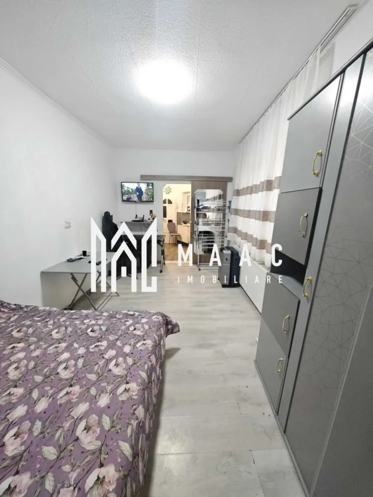 Apartament 1 Camera I Curte I Parter I Renovat I Cisnadie - Seoferă spre vânzare o garsoniera situată în Cisnădie, pe strada Băilor, într-o zonă liniștită, cu acces facil către facilitățile orașului și drumul spre Sibiu. Detalii proprietate: Suprafață construită: 30 mp Compartimentare: 3 încăperi 1 cameră Bucătărie Baie Casă situată în curte comună Grădină proprie: 134 mp Pivnita Dotări și utilități: Izolație exterioară Centrală termică pe gaz Apă, canalizare Acces internet, TV și telefon Baie renovată în urmă cu 1 an Restul casei necesită o ușoară împrospătare, însă este gata de locuit în starea actuală Avantaje și facilități în apropiere: Transport public: stații de autobuz Cisnădie Centru, Parc și Stadion Magazine: Lidl, Penny, Profi Educație: Școala Gimnazială nr. 3, Liceul Teoretic „Gustav Gundisch”, Grădinița nr. 4 Sănătate: Spitalul Orășenesc Cisnădie și farmacii Acces rapid către centrul orașului și Sibiu Proprietatea este ideală pentru cei care își doresc o locuință accesibilă, cu grădină proprie, într-o zonă bine conectată. Pentru informati si vizionari: ID: CP2903578 }}