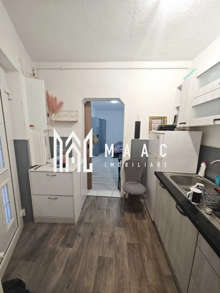 Apartament 1 Camera I Curte I Parter I Renovat I Cisnadie - Seoferă spre vânzare o garsoniera situată în Cisnădie, pe strada Băilor, într-o zonă liniștită, cu acces facil către facilitățile orașului și drumul spre Sibiu. Detalii proprietate: Suprafață construită: 30 mp Compartimentare: 3 încăperi 1 cameră Bucătărie Baie Casă situată în curte comună Grădină proprie: 134 mp Pivnita Dotări și utilități: Izolație exterioară Centrală termică pe gaz Apă, canalizare Acces internet, TV și telefon Baie renovată în urmă cu 1 an Restul casei necesită o ușoară împrospătare, însă este gata de locuit în starea actuală Avantaje și facilități în apropiere: Transport public: stații de autobuz Cisnădie Centru, Parc și Stadion Magazine: Lidl, Penny, Profi Educație: Școala Gimnazială nr. 3, Liceul Teoretic „Gustav Gundisch”, Grădinița nr. 4 Sănătate: Spitalul Orășenesc Cisnădie și farmacii Acces rapid către centrul orașului și Sibiu Proprietatea este ideală pentru cei care își doresc o locuință accesibilă, cu grădină proprie, într-o zonă bine conectată. Pentru informati si vizionari: ID: CP2903578 }}