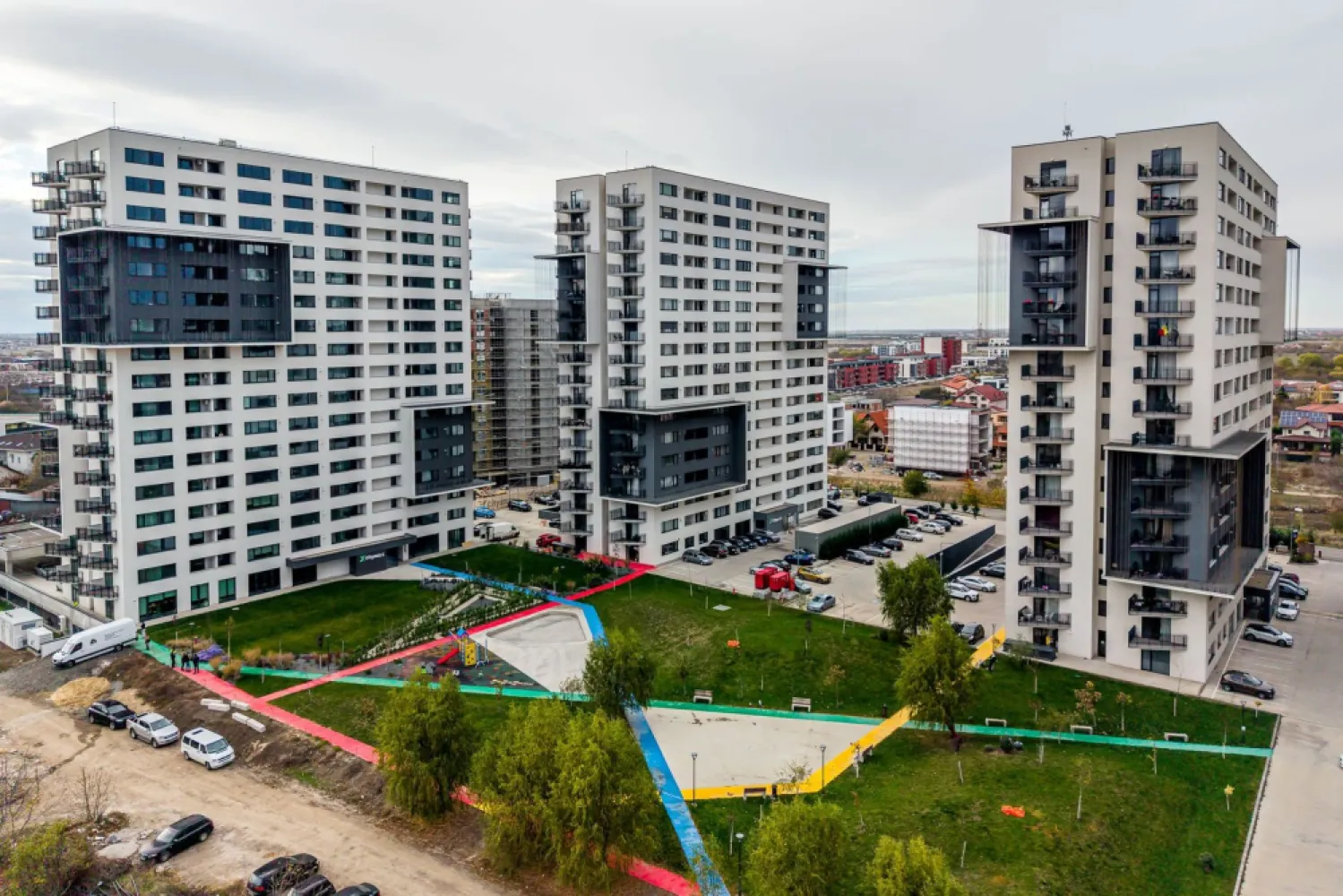 Etaj 16 - Apartament 3 camere - XCity Towers, Timișoara - Cauți un apartament modern, într-un complex de referință, cu cerere mare la vânzare și închiriere?

Îți propun un apartament nou în XCity Towers, unul dintre cele mai spectaculoase și moderne proiecte rezidențiale din Timișoara – gândit pentru un stil de viață urban, eficient și contemporan.

💰 Preț listare: 159.807€ + TVA | Comision 0%
📐 Suprafață construită: 100 mp
🏢 Etaj: 16 / 16
🚗 Loc de parcare subteran inclus

🏡 Configurație apartament (73 mp utili):
Living cu bucătărie open-space
2 dormitoare luminoase
2 băi
Balcon
Bloc nou cu lift

🔧 Dotări & confort:
Încălzire în pardoseală
Aer condiționat
Rolete electrice
Sistem Smart Home – control facil al confortului
Apartament complet finisat la predare
Loc de parcare subteran inclus în preț

De ce XCity Towers?
Proiect emblematic al Timișoarei, recunoscut pentru: design contemporan; luminozitate excelentă; eficiență energetică.

Cerere constant ridicată, disponibilitate limitată – potrivit pentru: locuire urbană modernă sau investiție cu randament ridicat (închiriere medie sau long-term)

📍 Zona & facilități: Infrastructură completă; Acces rapid la centre comerciale, transport public, spații verzi; Zonă cu cerere în creștere la închiriere.

Achiziția se face direct de la dezvoltator, fără comision, cu transparență totală în proces.

📞 Sună‑mă acum să programăm o vizionare, sunt Mihai Molnar și am numărul de telefon: 0761 899 230

📸 Imaginile au caracter informativ, preluate din apartamente finalizate și finisate din cadrul complexului.

💳 Nu dispui de toată suma? Te ajutăm gratuit! Îți obținem oferte de la 16 bănci.

🏠 Ai o proprietate de vânzare în Arad și vrei să știi cât valorează cu adevărat! Sună‑mă pentru o evaluare gratuită, fără obligații.

🏢 ACASĂ | Agenție imobiliară Arad
Bulevardul Decebal 2, Arad 310133

#acasaarad #xcitytowers #imobiliaretimisoara #timisoara #xcity #molnar