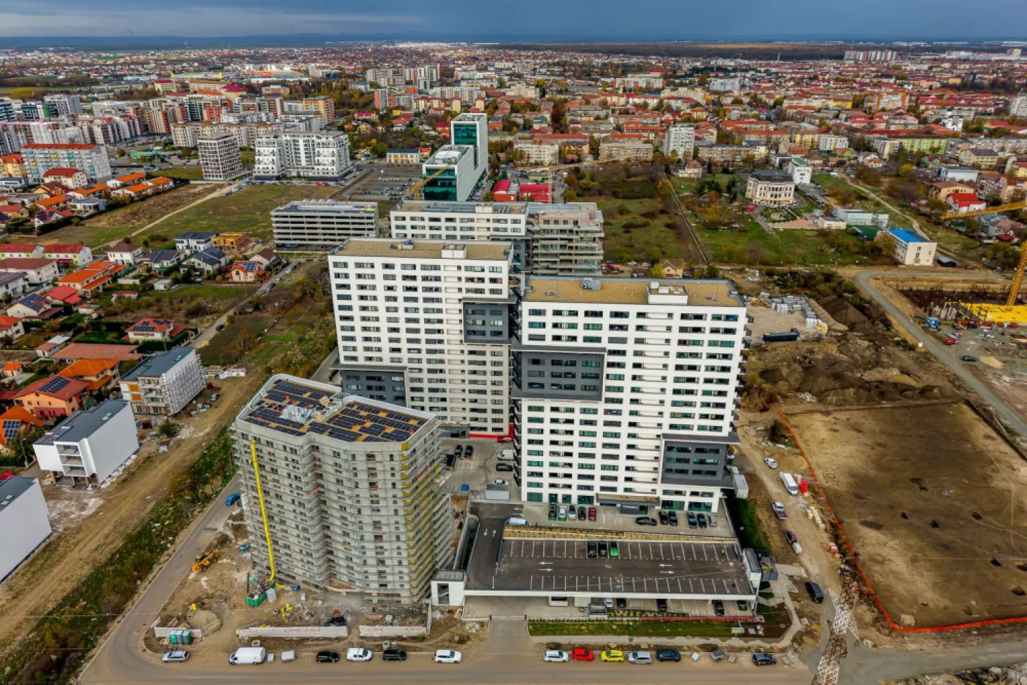 Etaj 16 - Apartament 3 camere - XCity Towers, Timișoara - Cauți un apartament modern, într-un complex de referință, cu cerere mare la vânzare și închiriere?

Îți propun un apartament nou în XCity Towers, unul dintre cele mai spectaculoase și moderne proiecte rezidențiale din Timișoara – gândit pentru un stil de viață urban, eficient și contemporan.

💰 Preț listare: 159.807€ + TVA | Comision 0%
📐 Suprafață construită: 100 mp
🏢 Etaj: 16 / 16
🚗 Loc de parcare subteran inclus

🏡 Configurație apartament (73 mp utili):
Living cu bucătărie open-space
2 dormitoare luminoase
2 băi
Balcon
Bloc nou cu lift

🔧 Dotări & confort:
Încălzire în pardoseală
Aer condiționat
Rolete electrice
Sistem Smart Home – control facil al confortului
Apartament complet finisat la predare
Loc de parcare subteran inclus în preț

De ce XCity Towers?
Proiect emblematic al Timișoarei, recunoscut pentru: design contemporan; luminozitate excelentă; eficiență energetică.

Cerere constant ridicată, disponibilitate limitată – potrivit pentru: locuire urbană modernă sau investiție cu randament ridicat (închiriere medie sau long-term)

📍 Zona & facilități: Infrastructură completă; Acces rapid la centre comerciale, transport public, spații verzi; Zonă cu cerere în creștere la închiriere.

Achiziția se face direct de la dezvoltator, fără comision, cu transparență totală în proces.

📞 Sună‑mă acum să programăm o vizionare, sunt Mihai Molnar și am numărul de telefon: 0761 899 230

📸 Imaginile au caracter informativ, preluate din apartamente finalizate și finisate din cadrul complexului.

💳 Nu dispui de toată suma? Te ajutăm gratuit! Îți obținem oferte de la 16 bănci.

🏠 Ai o proprietate de vânzare în Arad și vrei să știi cât valorează cu adevărat! Sună‑mă pentru o evaluare gratuită, fără obligații.

🏢 ACASĂ | Agenție imobiliară Arad
Bulevardul Decebal 2, Arad 310133

#acasaarad #xcitytowers #imobiliaretimisoara #timisoara #xcity #molnar