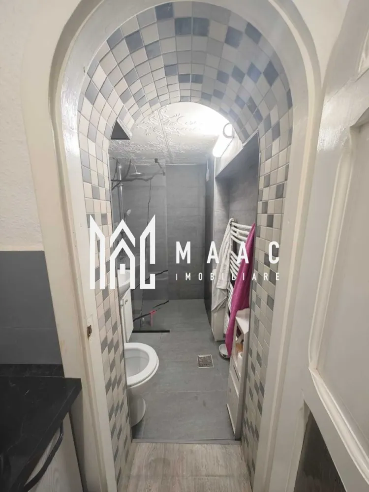 Apartament 1 Camera I Curte I Parter I Renovat I Cisnadie - Seoferă spre vânzare o garsoniera situată în Cisnădie, pe strada Băilor, într-o zonă liniștită, cu acces facil către facilitățile orașului și drumul spre Sibiu. Detalii proprietate: Suprafață construită: 30 mp Compartimentare: 3 încăperi 1 cameră Bucătărie Baie Casă situată în curte comună Grădină proprie: 134 mp Pivnita Dotări și utilități: Izolație exterioară Centrală termică pe gaz Apă, canalizare Acces internet, TV și telefon Baie renovată în urmă cu 1 an Restul casei necesită o ușoară împrospătare, însă este gata de locuit în starea actuală Avantaje și facilități în apropiere: Transport public: stații de autobuz Cisnădie Centru, Parc și Stadion Magazine: Lidl, Penny, Profi Educație: Școala Gimnazială nr. 3, Liceul Teoretic „Gustav Gundisch”, Grădinița nr. 4 Sănătate: Spitalul Orășenesc Cisnădie și farmacii Acces rapid către centrul orașului și Sibiu Proprietatea este ideală pentru cei care își doresc o locuință accesibilă, cu grădină proprie, într-o zonă bine conectată. Pentru informati si vizionari: ID: CP2903578 }}