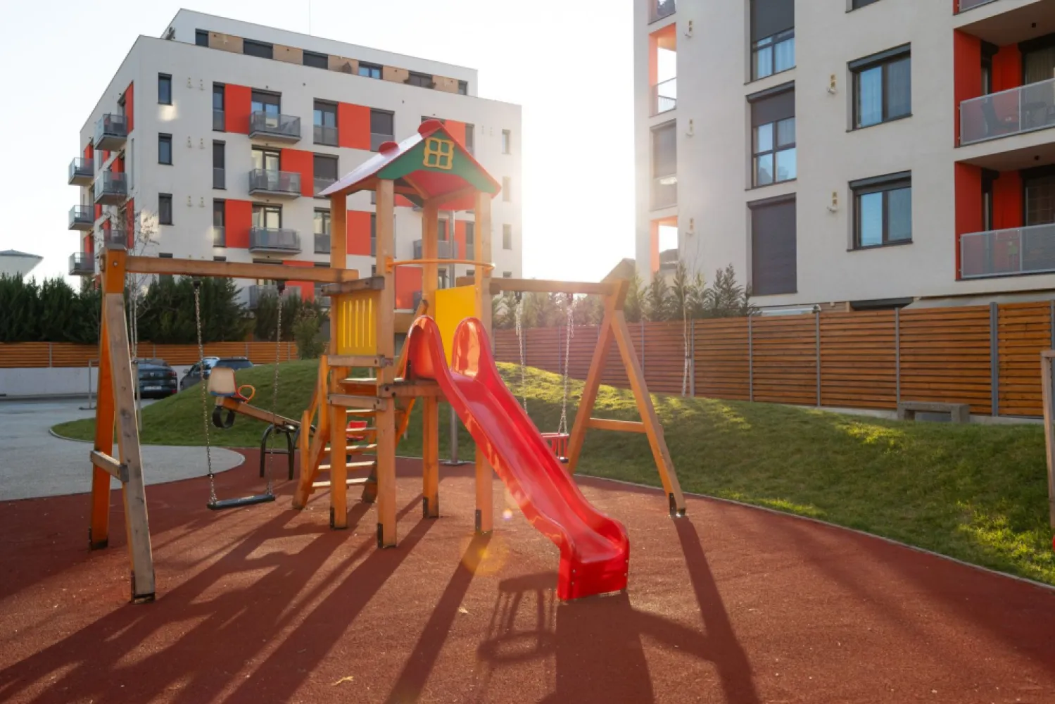 Apartament 2 camere direct de la DEZVOLTATOR - Apartament de 45 mp utili situat la etajul 5 din 6 într-un bloc modern cu lift și parcare inclusă în fața imobilului 
Locuința dispune de 2 camere o baie și un balcon generos de 7 mp ideal pentru relaxare

Poziționat în cartierul ARED City, blcul R39, pozitionat în imediata apropiere a parcului, apartamentul oferă acces imediat la facilități precum terenuri multisport locuri de joacă pentru copii parcuri restaurante și cafenele 
Totul într-un ansamblu rezidențial modern aproape de Atrium Mall și alte puncte de interes

Perfect pentru locuit sau investiție 
Contactează-mă pentru detalii și programarea unei vizionări la 0757 662 907 Caracioni Andrei Consultant imobiliar AcasaArad / Birou ARED Centru

Prețul NU conține TVA și este valabil pana la data de 31.07.2026(pret cu TVA 118.482 euro )
Posibilitate de rezervare apartemant cu un avans de 10%
 
✅ Predare 31.11.2026 pentru persoane fizice cu achitarea unui avans de:

25% din valoare apartamentului nefinisat (diferenta de pret poate fi achitata in maxim 24 de luni de la predare)
50% din valoare apartamentului finisat de catre dezvoltator(diferenta de pret poate fi achitata in maxim 24 de luni de la predare)
 
Cod proprietate: CP3187786