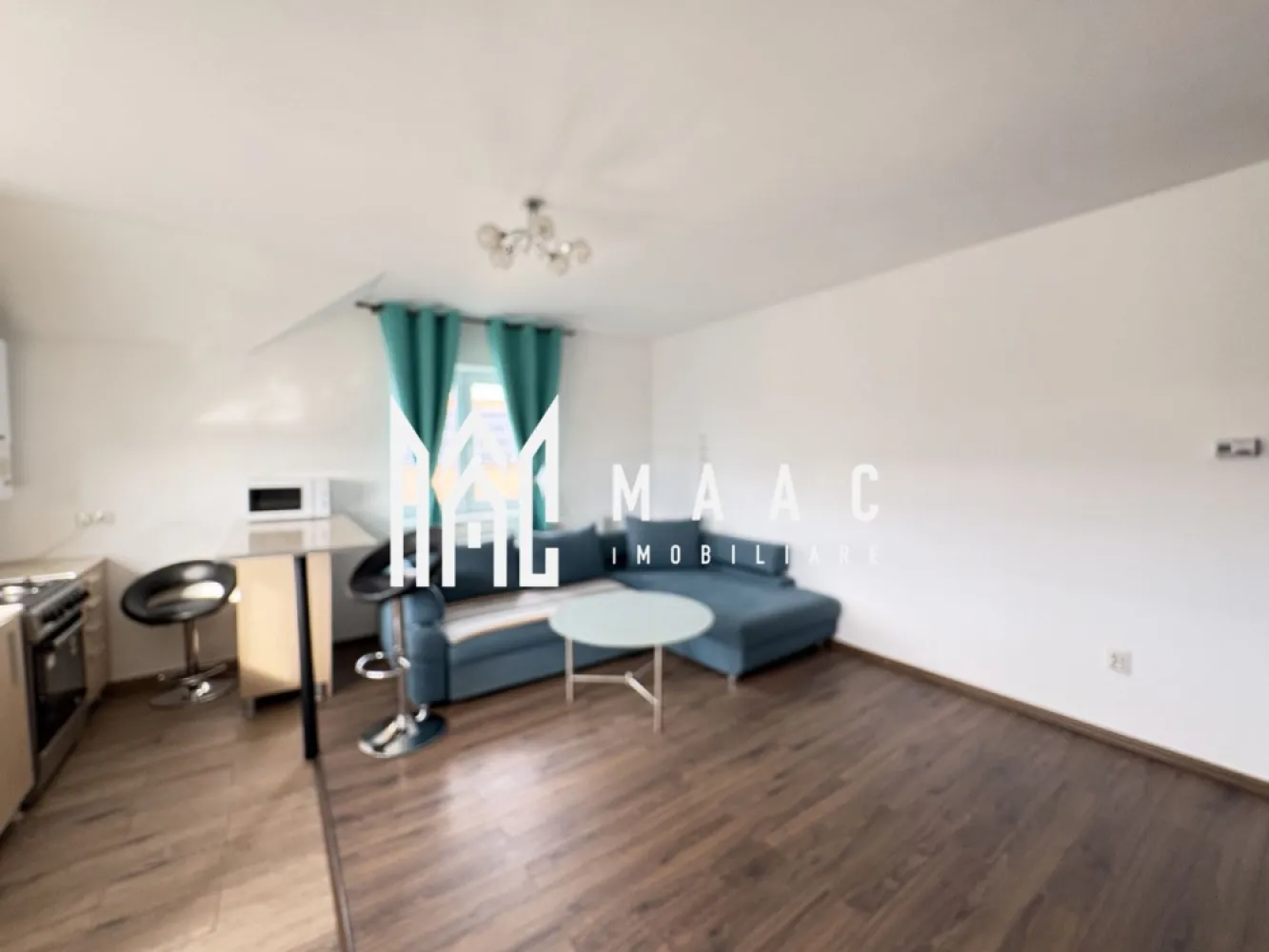 Apartament 2 camere I Selimbar I Mobilat I Utilat - MAAC Imobiliare vă propune spre vânzare un apartament cu 2 camere situat în Șelimbăr, într-un imobil cu regim de înălțime redus, poziționat la etajul 2 din 3. Proprietatea este complet mobilată și utilată, fiind potrivită pentru locuire imediată sau investiție. Apartamentul este bine compartimentat și dispune de o organizare practică, cu spații funcționale și lumină naturală optimă. Compartimentarea este următoarea: -living cu bucătărie open-space -dormitor mobilat -baie cu geam -hol -balcon cu suprafața de 6 mp Locuința se află într-o zonă apreciată din Șelimbăr, cu acces facil către punctele de interes, magazine, zone comerciale și căi rapide de legătură către oraș. Etajul intermediar și configurația apartamentului oferă un bun echilibru între confort și eficiență. Pentru informații suplimentare sau programarea unei vizionări, vă rugăm să ne contactați telefonic și să menționați numărul CP2904223. }}