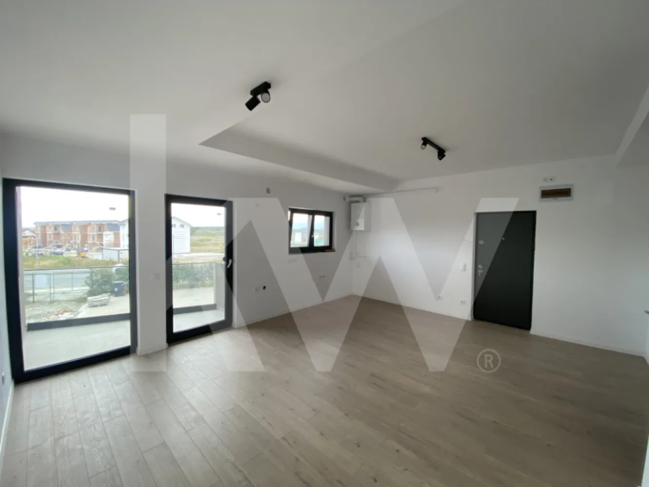 Apartament 3 camere de vanzare 2 bai balcon parcare Arhitectilor Sibiu - De cat timp cauti un apartament premium, ultrafinisat, care sa iti ofere tot confortul de care ai nevoie?
Te-ai gandit cum ar fi sa locuiesti intr-un apartament de 3 camere, apartament la etajul 1, etaj intermediar, finisaje de lux si dotari de ultima generatie.

Ce ar insemna pentru tine sa te bucuri de:

Confort termic maxim datorita izolatiei cu vata bazaltica.
O atmosfera linistita si relaxanta, datorita geamurilor premium cu 3 foi de sticla si 3 garnituri.
Siguranta deplina pentru familia ta, asigurata de un sistem de supraveghere video non-stop.
Un design modern si elegant, pus in valoare de balustradele din sticla securizata si finisaje premium.
Un loc de parcare inclus in pret, astfel incat sa scapi de grija gasirii unui loc liber.

Apartamentul va fi predat complet finisat, astfel incat sa te poti muta fara griji. In plus, incalzirea in pardoseala si centrala termica Bosch in condensare iti ofera un confort termic superior si un consum redus de energie.

Acest apartament se afla la parter si are o suprafata de 78,6 mp utili, completat de un balcon de 5mp, perfect pentru momentele de relaxare in aer liber.

Este acest apartament ceea ce cauti? Contacteaza-ne pentru a afla mai multe detalii!
