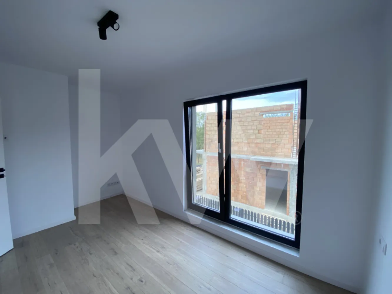 Apartament 3 camere de vanzare 2 bai balcon parcare Arhitectilor Sibiu - De cat timp cauti un apartament premium, ultrafinisat, care sa iti ofere tot confortul de care ai nevoie?
Te-ai gandit cum ar fi sa locuiesti intr-un apartament de 3 camere, apartament la etajul 1, etaj intermediar, finisaje de lux si dotari de ultima generatie.

Ce ar insemna pentru tine sa te bucuri de:

Confort termic maxim datorita izolatiei cu vata bazaltica.
O atmosfera linistita si relaxanta, datorita geamurilor premium cu 3 foi de sticla si 3 garnituri.
Siguranta deplina pentru familia ta, asigurata de un sistem de supraveghere video non-stop.
Un design modern si elegant, pus in valoare de balustradele din sticla securizata si finisaje premium.
Un loc de parcare inclus in pret, astfel incat sa scapi de grija gasirii unui loc liber.

Apartamentul va fi predat complet finisat, astfel incat sa te poti muta fara griji. In plus, incalzirea in pardoseala si centrala termica Bosch in condensare iti ofera un confort termic superior si un consum redus de energie.

Acest apartament se afla la parter si are o suprafata de 78,6 mp utili, completat de un balcon de 5mp, perfect pentru momentele de relaxare in aer liber.

Este acest apartament ceea ce cauti? Contacteaza-ne pentru a afla mai multe detalii!