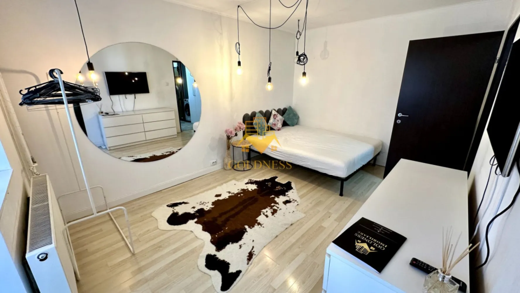 1 camera, Zorilor, UMF, USAMV, UTCN, Observatorului, Premium - GOLDNESS Imobiliare vă propune spre închiriere un apartament cu 1 camere complet mobilat și utilat, la etajul 1 într-un imobil de 4 etaje, în Cartierul Zorilor.
Se află în apropierea stațiilor de transport în comun, magazine, restaurante, spații verzi, farmacii, etc. 

Apartamentul este compartimentat astfel:
 - camera cu pat matrimonial, dressing, noptiere
 - bucătărie complet utilată și mobilată, loc de servit masa 
 - baie cu cabina de dus, calorifer port prosop și dulap pentru depozitare.
 - balcon 3mp

Imobilul este dotat cu toate cele necesare- centrala pe bloc, frigider, aragaz, hotă, mașină de spălat haine, etc. 

Dacă sunteți interesați de acest apartament și doriți să îl vizionați, dar și pentru alte oferte nu ezitați să ne contactați telefonic sau prin e-mail. Vă stăm la dispoziție!
Pentru intermediere se percepe un comision de 50% din prețul chiriei!