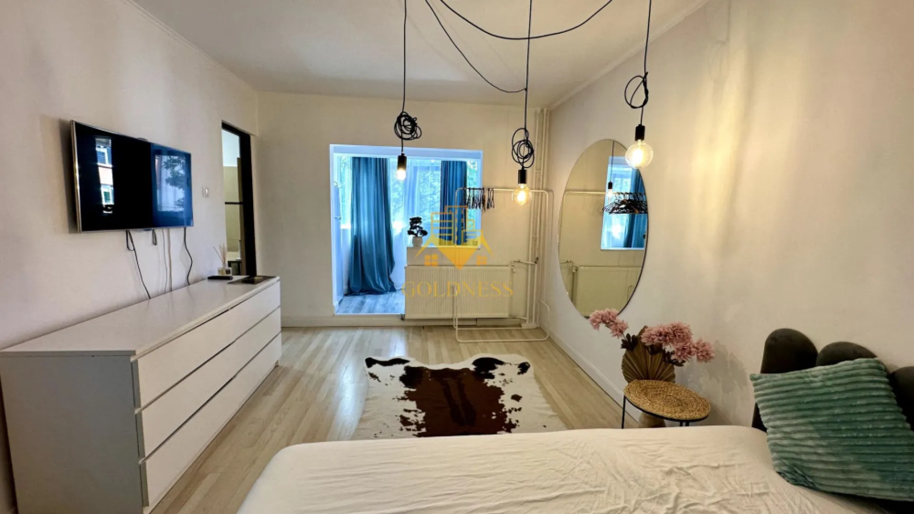 1 camera, Zorilor, UMF, USAMV, UTCN, Observatorului, Premium - GOLDNESS Imobiliare vă propune spre închiriere un apartament cu 1 camere complet mobilat și utilat, la etajul 1 într-un imobil de 4 etaje, în Cartierul Zorilor.
Se află în apropierea stațiilor de transport în comun, magazine, restaurante, spații verzi, farmacii, etc. 

Apartamentul este compartimentat astfel:
 - camera cu pat matrimonial, dressing, noptiere
 - bucătărie complet utilată și mobilată, loc de servit masa 
 - baie cu cabina de dus, calorifer port prosop și dulap pentru depozitare.
 - balcon 3mp

Imobilul este dotat cu toate cele necesare- centrala pe bloc, frigider, aragaz, hotă, mașină de spălat haine, etc. 

Dacă sunteți interesați de acest apartament și doriți să îl vizionați, dar și pentru alte oferte nu ezitați să ne contactați telefonic sau prin e-mail. Vă stăm la dispoziție!
Pentru intermediere se percepe un comision de 50% din prețul chiriei!