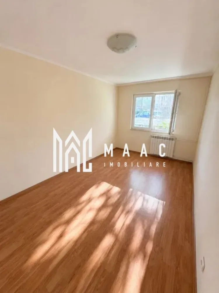 Apartament 3 camere | Parter | Ostroveni | 48.9 mpu | - MAAC Imobiliare vă propune spre vânzare un apartament cu 3 camere, situat în cartierul Ostroveni, în spatele Complexului Hermes, una dintre cele mai apreciate zone rezidențiale din Râmnicu Vâlcea.
Poziționat la parterul unui imobil bine întreținut, apartamentul oferă o compartimentare eficientă și un acces facil, fiind potrivit atât pentru locuință personală, cât și pentru investiție.
Caracteristici principale:
Suprafață utilă: 48,9 mp
3 camere
Parter
Compartimentare practică și funcțională
Preț: 69.900 € (negociabil)
Compartimentare:
Living luminos
2 dormitoare
Bucătărie separată
Baie
Holuri de acces
Dotări:
Ferestre cu geam termopan
Apartament curat și bine întreținut
Posibilitate de amenajare după propriul gust
Avantaje:
Amplasare excelentă, în spatele Complexului Hermes
Zonă liniștită și bine conectată
Acces rapid către magazine, școli, grădinițe și mijloace de transport
Parter – ideal pentru familii cu copii, persoane în vârstă sau activități profesionale
Compartimentare eficientă pentru suprafața disponibilă
Potențial ridicat pentru închiriere sau investiție
Datorită poziționării excelente și a posibilității de personalizare, acest apartament reprezintă o oportunitate atractivă pentru cei care caută o locuință într-o zonă consacrată a orașului.
Pentru mai multe informații și programarea unei vizionări, echipa MAAC Imobiliare vă stă la dispoziție.ID 3187295