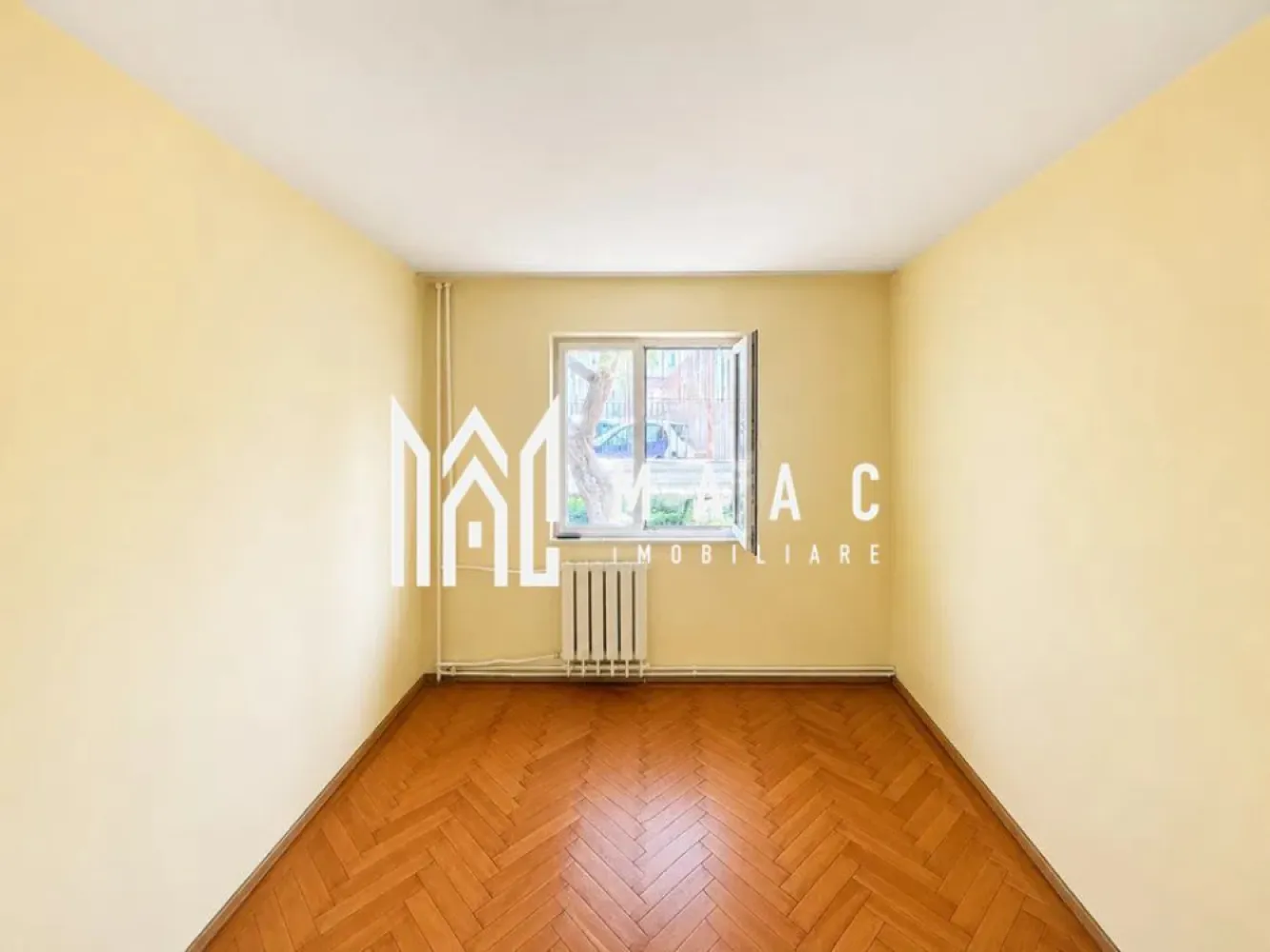 Apartament 3 camere | Parter | Ostroveni | 48.9 mpu | - MAAC Imobiliare vă propune spre vânzare un apartament cu 3 camere, situat în cartierul Ostroveni, în spatele Complexului Hermes, una dintre cele mai apreciate zone rezidențiale din Râmnicu Vâlcea.
Poziționat la parterul unui imobil bine întreținut, apartamentul oferă o compartimentare eficientă și un acces facil, fiind potrivit atât pentru locuință personală, cât și pentru investiție.
Caracteristici principale:
Suprafață utilă: 48,9 mp
3 camere
Parter
Compartimentare practică și funcțională
Preț: 69.900 € (negociabil)
Compartimentare:
Living luminos
2 dormitoare
Bucătărie separată
Baie
Holuri de acces
Dotări:
Ferestre cu geam termopan
Apartament curat și bine întreținut
Posibilitate de amenajare după propriul gust
Avantaje:
Amplasare excelentă, în spatele Complexului Hermes
Zonă liniștită și bine conectată
Acces rapid către magazine, școli, grădinițe și mijloace de transport
Parter – ideal pentru familii cu copii, persoane în vârstă sau activități profesionale
Compartimentare eficientă pentru suprafața disponibilă
Potențial ridicat pentru închiriere sau investiție
Datorită poziționării excelente și a posibilității de personalizare, acest apartament reprezintă o oportunitate atractivă pentru cei care caută o locuință într-o zonă consacrată a orașului.
Pentru mai multe informații și programarea unei vizionări, echipa MAAC Imobiliare vă stă la dispoziție.ID 3187295