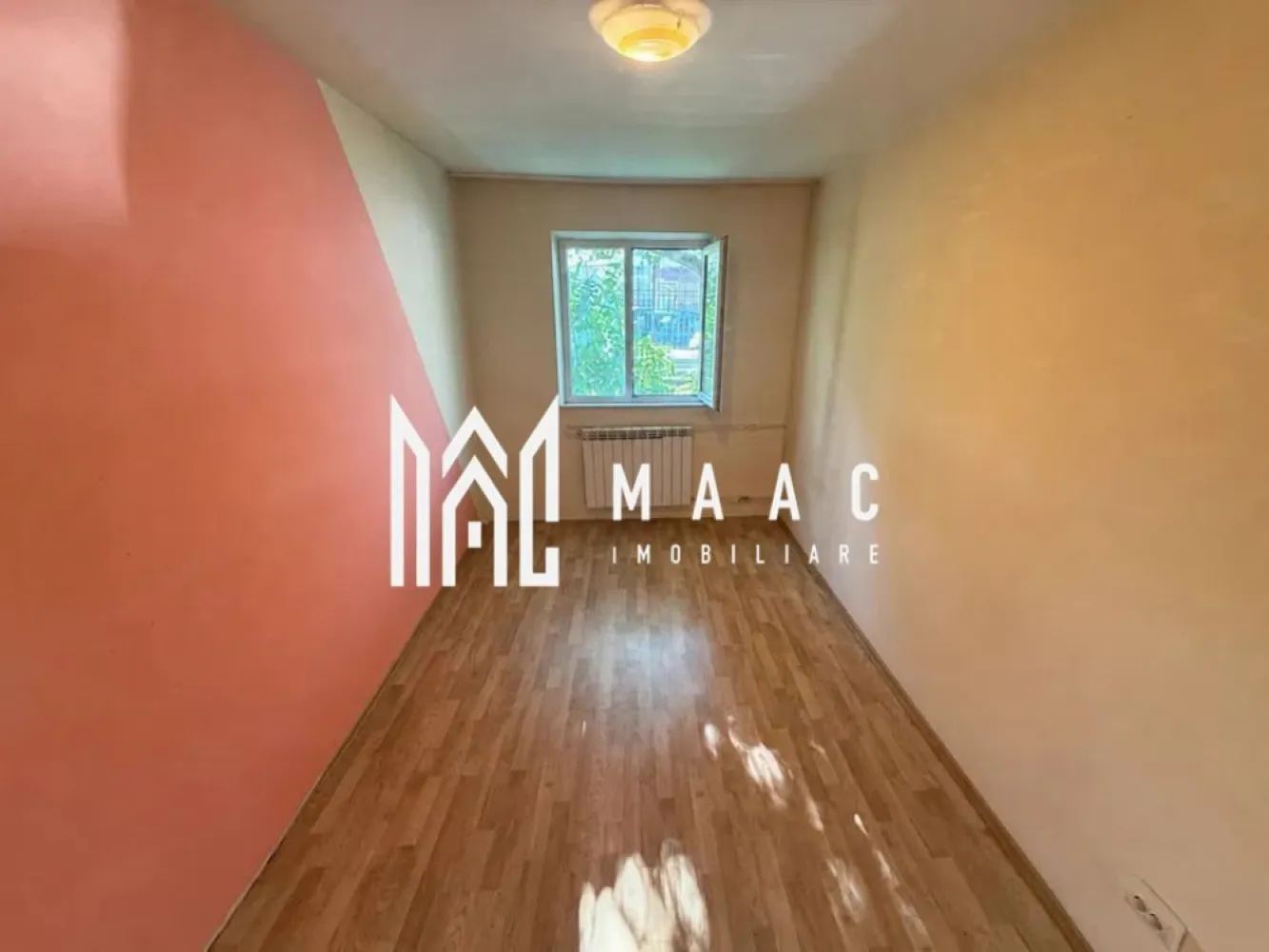Apartament 3 camere | Parter | Ostroveni | 48.9 mpu | - MAAC Imobiliare vă propune spre vânzare un apartament cu 3 camere, situat în cartierul Ostroveni, în spatele Complexului Hermes, una dintre cele mai apreciate zone rezidențiale din Râmnicu Vâlcea.
Poziționat la parterul unui imobil bine întreținut, apartamentul oferă o compartimentare eficientă și un acces facil, fiind potrivit atât pentru locuință personală, cât și pentru investiție.
Caracteristici principale:
Suprafață utilă: 48,9 mp
3 camere
Parter
Compartimentare practică și funcțională
Preț: 69.900 € (negociabil)
Compartimentare:
Living luminos
2 dormitoare
Bucătărie separată
Baie
Holuri de acces
Dotări:
Ferestre cu geam termopan
Apartament curat și bine întreținut
Posibilitate de amenajare după propriul gust
Avantaje:
Amplasare excelentă, în spatele Complexului Hermes
Zonă liniștită și bine conectată
Acces rapid către magazine, școli, grădinițe și mijloace de transport
Parter – ideal pentru familii cu copii, persoane în vârstă sau activități profesionale
Compartimentare eficientă pentru suprafața disponibilă
Potențial ridicat pentru închiriere sau investiție
Datorită poziționării excelente și a posibilității de personalizare, acest apartament reprezintă o oportunitate atractivă pentru cei care caută o locuință într-o zonă consacrată a orașului.
Pentru mai multe informații și programarea unei vizionări, echipa MAAC Imobiliare vă stă la dispoziție.ID 3187295