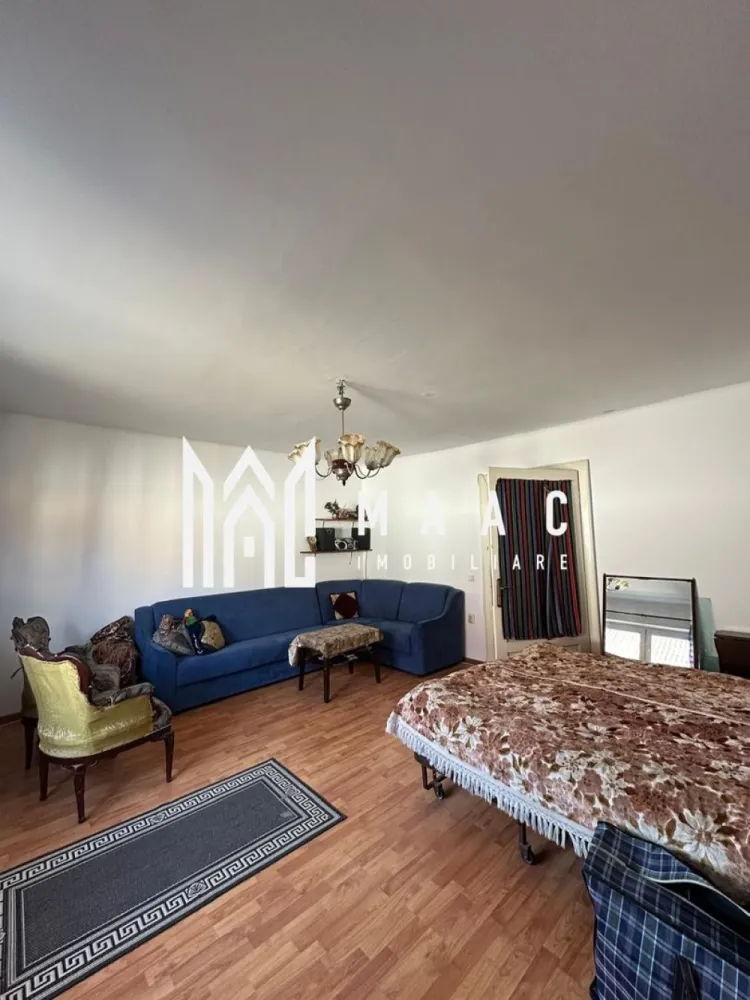 Casă de vânzare Sibiu 4 camere | Central | 115 mp utili, curte privată - Casă individuală cu 4 camere în zona Centrală din Sibiu, dispusă pe demisol și parter înalt, cu 115 mp utili, curte privată și anexă cu utilități.

Detalii proprietate:
• Suprafață utilă: 115 mp
• Suprafață teren: 133 mp
• Regim de compartimentare: demisol și parter înalt
• Configurație: 4 camere, dintre care 3 dormitoare
• Demisolul include hol de acces, două dormitoare și o baie cu vană
• Parterul înalt include hol de acces, un dormitor și bucătărie mobilată și utilată
• Din bucătărie există acces către cămară și mai departe către pod
• Curte privată și anexă cu utilități, potrivită pentru bucătărie de vară, depozitare sau magazie
• Casă individuală construită în anul 1960

Proprietatea este situată pe Strada Călan, în zona Centrală din Sibiu. Amplasarea centrală și dispunerea pe două niveluri oferă o organizare clară a spațiilor și acces rapid pentru vizionarea proprietății la fața locului.

Cod anunț CP3187566. Contactați echipa MAAC Imobiliare pentru mai multe detalii și pentru programarea unei vizionări.