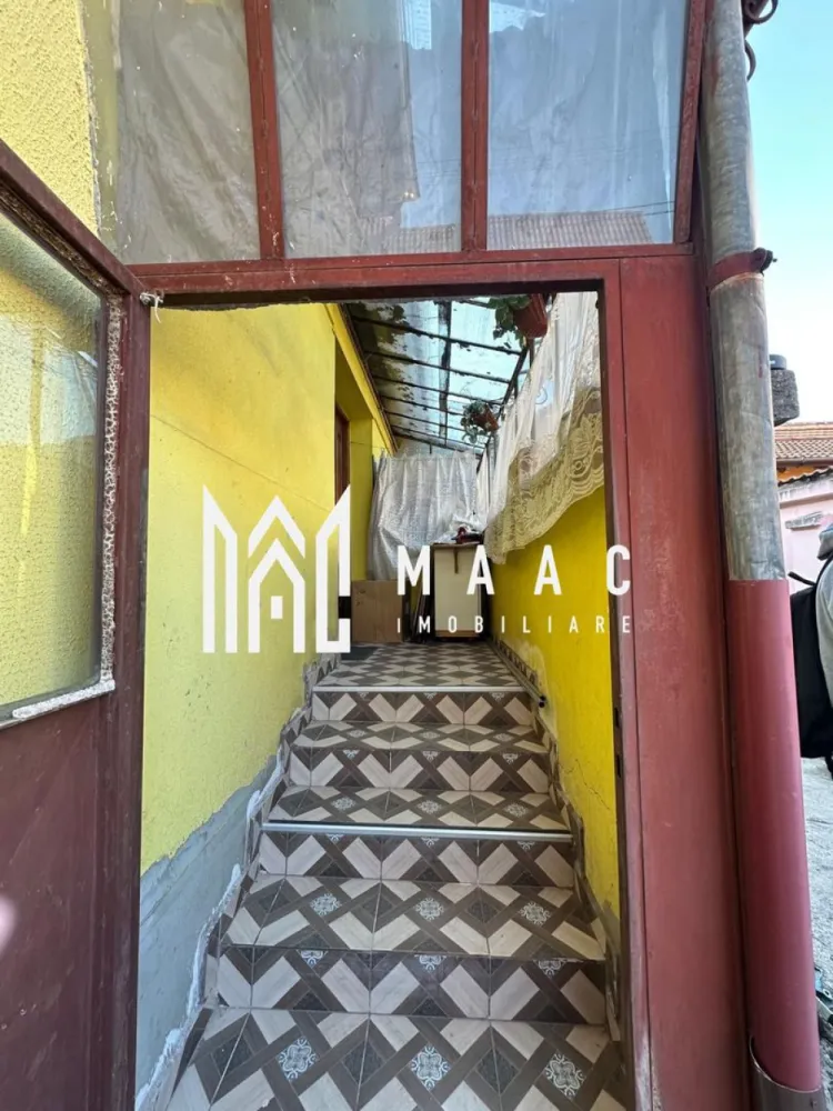 Casă de vânzare Sibiu 4 camere | Central | 115 mp utili, curte privată - Casă individuală cu 4 camere în zona Centrală din Sibiu, dispusă pe demisol și parter înalt, cu 115 mp utili, curte privată și anexă cu utilități.

Detalii proprietate:
• Suprafață utilă: 115 mp
• Suprafață teren: 133 mp
• Regim de compartimentare: demisol și parter înalt
• Configurație: 4 camere, dintre care 3 dormitoare
• Demisolul include hol de acces, două dormitoare și o baie cu vană
• Parterul înalt include hol de acces, un dormitor și bucătărie mobilată și utilată
• Din bucătărie există acces către cămară și mai departe către pod
• Curte privată și anexă cu utilități, potrivită pentru bucătărie de vară, depozitare sau magazie
• Casă individuală construită în anul 1960

Proprietatea este situată pe Strada Călan, în zona Centrală din Sibiu. Amplasarea centrală și dispunerea pe două niveluri oferă o organizare clară a spațiilor și acces rapid pentru vizionarea proprietății la fața locului.

Cod anunț CP3187566. Contactați echipa MAAC Imobiliare pentru mai multe detalii și pentru programarea unei vizionări.