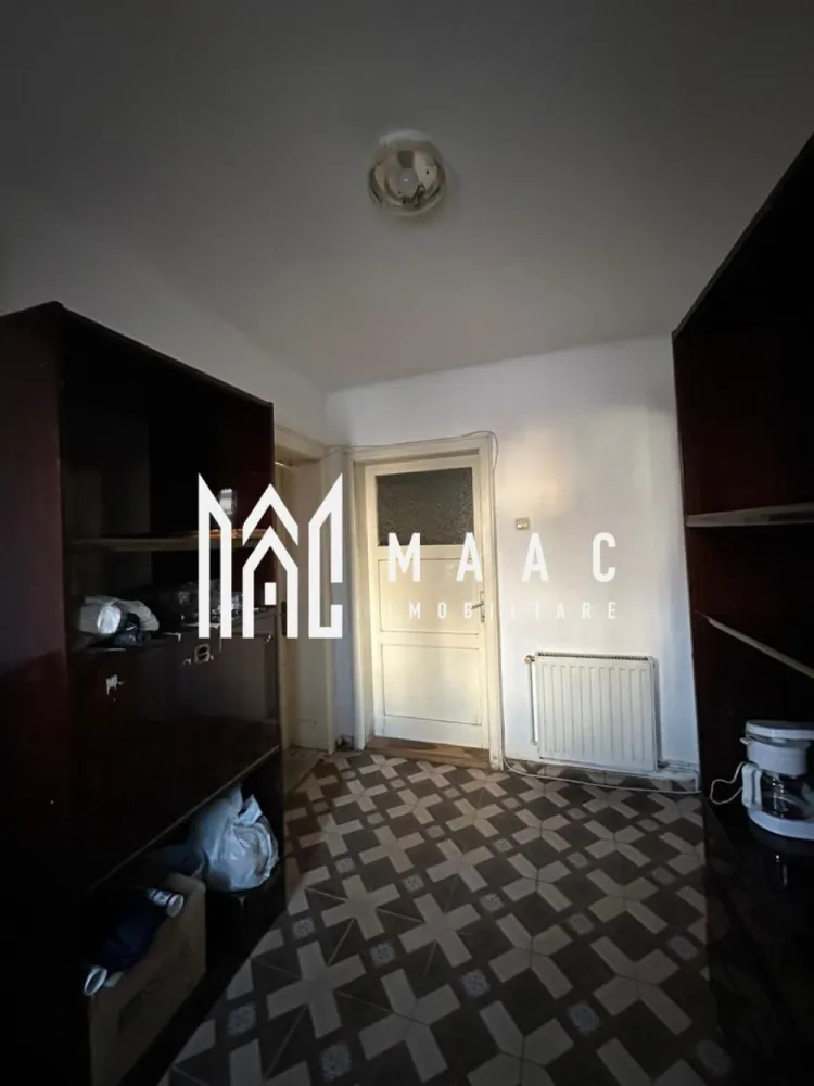 Casă de vânzare Sibiu 4 camere | Central | 115 mp utili, curte privată - Casă individuală cu 4 camere în zona Centrală din Sibiu, dispusă pe demisol și parter înalt, cu 115 mp utili, curte privată și anexă cu utilități.

Detalii proprietate:
• Suprafață utilă: 115 mp
• Suprafață teren: 133 mp
• Regim de compartimentare: demisol și parter înalt
• Configurație: 4 camere, dintre care 3 dormitoare
• Demisolul include hol de acces, două dormitoare și o baie cu vană
• Parterul înalt include hol de acces, un dormitor și bucătărie mobilată și utilată
• Din bucătărie există acces către cămară și mai departe către pod
• Curte privată și anexă cu utilități, potrivită pentru bucătărie de vară, depozitare sau magazie
• Casă individuală construită în anul 1960

Proprietatea este situată pe Strada Călan, în zona Centrală din Sibiu. Amplasarea centrală și dispunerea pe două niveluri oferă o organizare clară a spațiilor și acces rapid pentru vizionarea proprietății la fața locului.

Cod anunț CP3187566. Contactați echipa MAAC Imobiliare pentru mai multe detalii și pentru programarea unei vizionări.