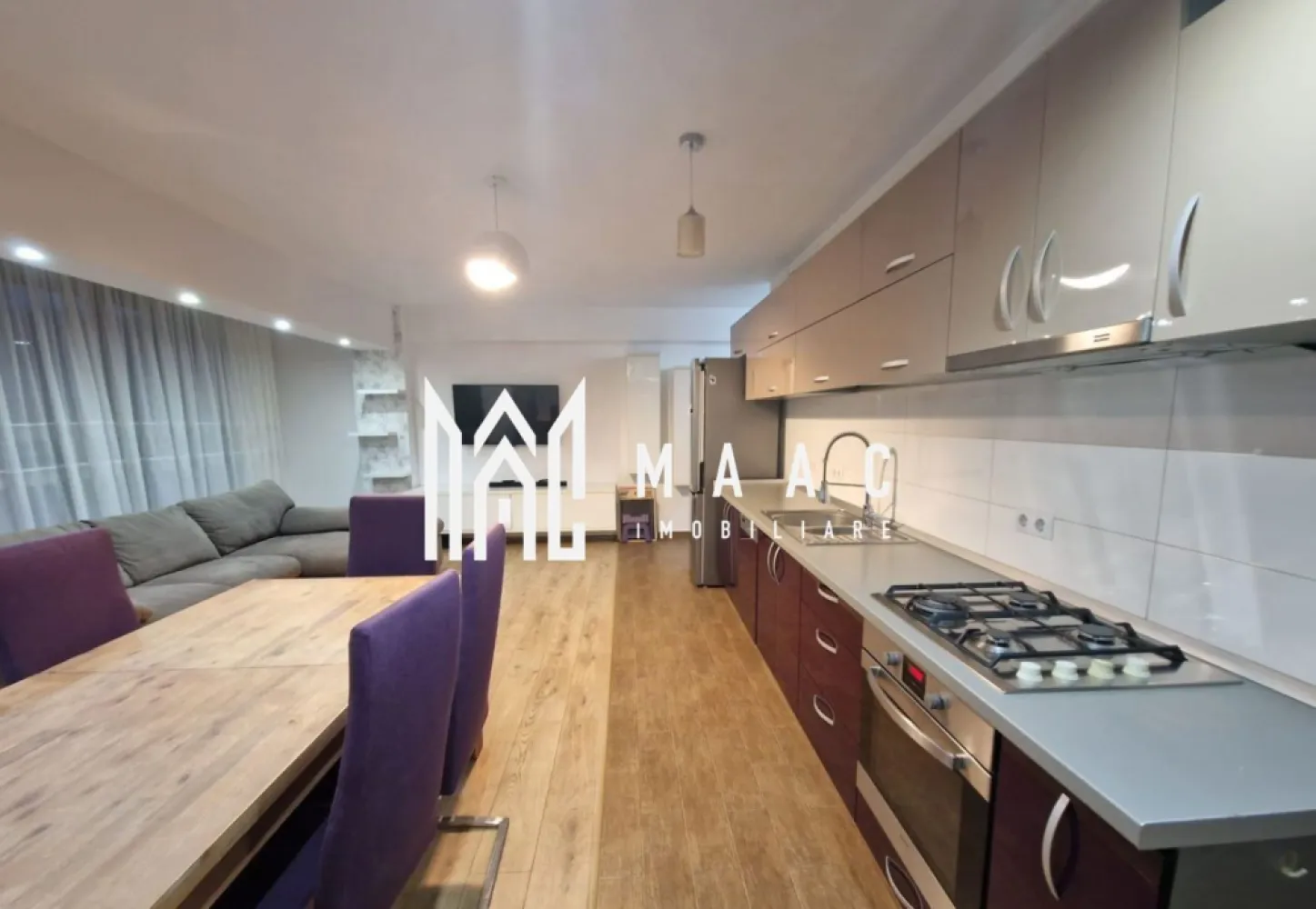 Apartament | 76 MP | 3 Camere | 2 Balcoane | Loc De Parcare | Doamna Stanca - MAAC Imobiliare vă propune spre închiriere un apartament cu 3 camere situat într-o zonă foarte bine cotată, în apropiere se află puncte de interes precum: grădinițe, mall Shopping City Sibiu. Caracteristici și puncte forte: -imobil construit în anul 2014 din cărămidă dotat cu lift -beneficiază de o expunere solară excelentă pe direcțiile est – sud – vest, fiind un apartament luminos pe tot parcursul zilei. Compartimentarea este optimă și cuprinde: - living cu bucătărie open space -două dormitoare separate -o baie dotată cu cadă și geam de aerisire -hol -cămară -balcon generos cu acces atât din zona de bucătărie, cât și din ambele dormitoare,+încă unul mic din living. Locuința se închiriază complet mobilată și utilată, fiind echipată cu: -combină frigorifică -mașină de spălat vase -mașină de spălat rufe -TV, -plită pe gaz -cuptor electric -centrală termică proprie. Un confort suplimentar este oferit de rulourile exterioare electrice montate la geamuri. Apartamentul are inclus un loc de parcare nominal înscris în Cartea Funciară. Amplasarea este ideală pentru un cuplu sau o familie, oferind acces rapid către stația de transport public, unități comerciale majore precum Carrefour, Dedeman, Kaufland, Lidl sau Mega Image, dar și liniștea necesară datorită spațiilor verzi și parcurilor de joacă din proximitate. Condiții închiriere: -garanție în cuantumul unei chirii Pentru mai multe detalii și programarea unei vizionări, vă rugăm să ne contactați menționând ID-ul de contact: CP2905344. }}