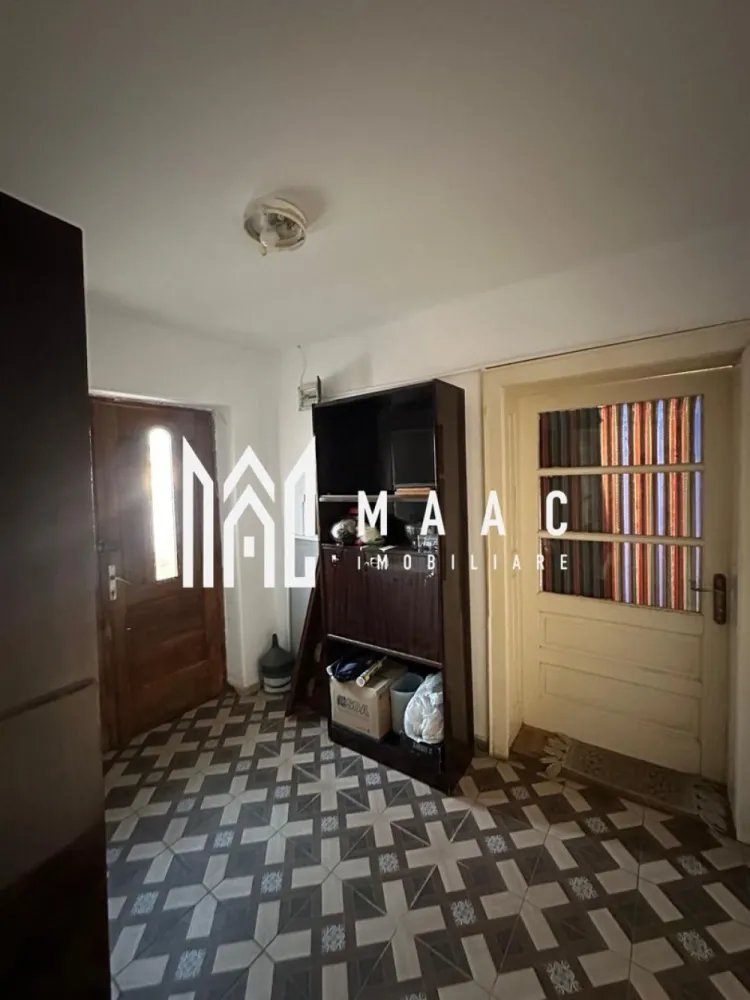 Casă de vânzare Sibiu 4 camere | Central | 115 mp utili, curte privată - Casă individuală cu 4 camere în zona Centrală din Sibiu, dispusă pe demisol și parter înalt, cu 115 mp utili, curte privată și anexă cu utilități.

Detalii proprietate:
• Suprafață utilă: 115 mp
• Suprafață teren: 133 mp
• Regim de compartimentare: demisol și parter înalt
• Configurație: 4 camere, dintre care 3 dormitoare
• Demisolul include hol de acces, două dormitoare și o baie cu vană
• Parterul înalt include hol de acces, un dormitor și bucătărie mobilată și utilată
• Din bucătărie există acces către cămară și mai departe către pod
• Curte privată și anexă cu utilități, potrivită pentru bucătărie de vară, depozitare sau magazie
• Casă individuală construită în anul 1960

Proprietatea este situată pe Strada Călan, în zona Centrală din Sibiu. Amplasarea centrală și dispunerea pe două niveluri oferă o organizare clară a spațiilor și acces rapid pentru vizionarea proprietății la fața locului.

Cod anunț CP3187566. Contactați echipa MAAC Imobiliare pentru mai multe detalii și pentru programarea unei vizionări.