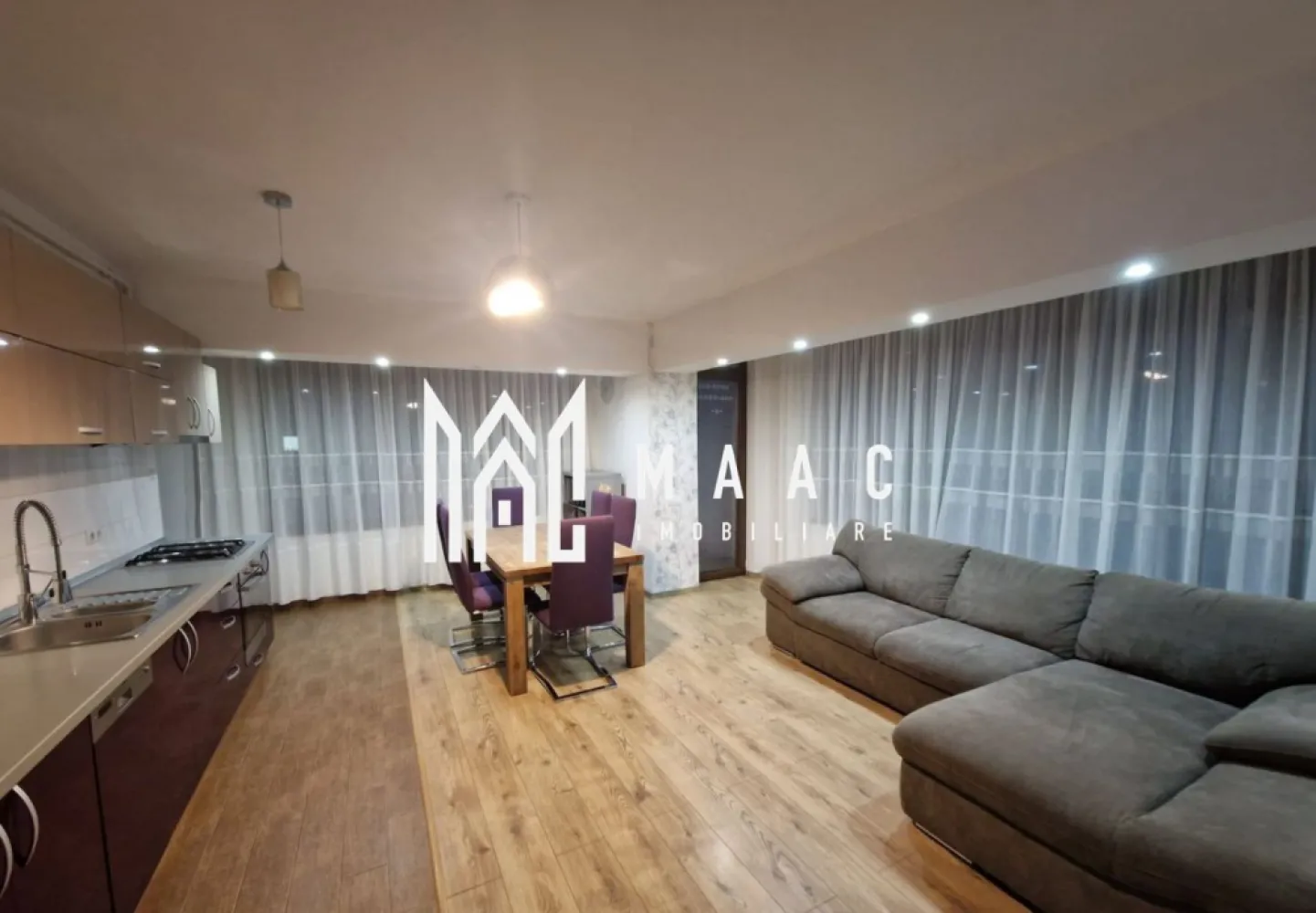 Apartament | 76 MP | 3 Camere | 2 Balcoane | Loc De Parcare | Doamna Stanca - MAAC Imobiliare vă propune spre închiriere un apartament cu 3 camere situat într-o zonă foarte bine cotată, în apropiere se află puncte de interes precum: grădinițe, mall Shopping City Sibiu. Caracteristici și puncte forte: -imobil construit în anul 2014 din cărămidă dotat cu lift -beneficiază de o expunere solară excelentă pe direcțiile est – sud – vest, fiind un apartament luminos pe tot parcursul zilei. Compartimentarea este optimă și cuprinde: - living cu bucătărie open space -două dormitoare separate -o baie dotată cu cadă și geam de aerisire -hol -cămară -balcon generos cu acces atât din zona de bucătărie, cât și din ambele dormitoare,+încă unul mic din living. Locuința se închiriază complet mobilată și utilată, fiind echipată cu: -combină frigorifică -mașină de spălat vase -mașină de spălat rufe -TV, -plită pe gaz -cuptor electric -centrală termică proprie. Un confort suplimentar este oferit de rulourile exterioare electrice montate la geamuri. Apartamentul are inclus un loc de parcare nominal înscris în Cartea Funciară. Amplasarea este ideală pentru un cuplu sau o familie, oferind acces rapid către stația de transport public, unități comerciale majore precum Carrefour, Dedeman, Kaufland, Lidl sau Mega Image, dar și liniștea necesară datorită spațiilor verzi și parcurilor de joacă din proximitate. Condiții închiriere: -garanție în cuantumul unei chirii Pentru mai multe detalii și programarea unei vizionări, vă rugăm să ne contactați menționând ID-ul de contact: CP2905344. }}