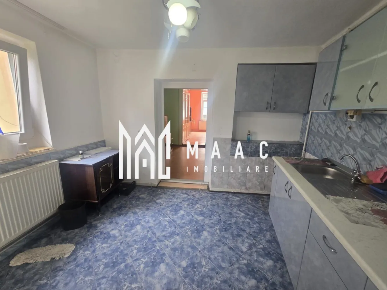 Apartament 2 camere la casa GARAJ Pivnita Zona Garii - Se oferă spre vânzare apartament la casă cu 2 camere, având o suprafață utilă de 44 mp, situat în zona Gării, pe Strada Lupeni, lângă Profi.

Locuința este amplasată într-o curte comună cu încă 2 vecini și dispune de:

2 camere
bucătărie
baie
pivniță uscată
garaj intabulat

Apartamentul se vinde exact ca în fotografii, fiind o opțiune potrivită atât pentru locuit, cât și pentru investiție.

Avantaje:
 Zonă accesibilă, aproape de magazine, gară și mijloace de transport
 Garaj propriu intabulat
 Pivniță uscată pentru depozitare
 Curte comună liniștită cu doar 2 vecini

Pentru mai multe detalii specificati CP3187661 la telefon.