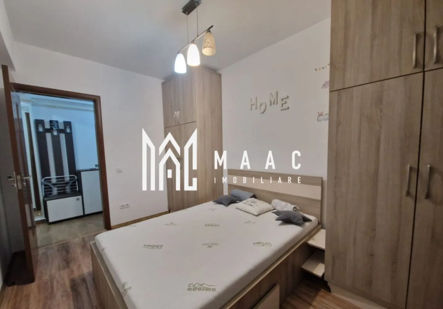 Apartament | 76 MP | 3 Camere | 2 Balcoane | Loc De Parcare | Doamna Stanca - MAAC Imobiliare vă propune spre închiriere un apartament cu 3 camere situat într-o zonă foarte bine cotată, în apropiere se află puncte de interes precum: grădinițe, mall Shopping City Sibiu. Caracteristici și puncte forte: -imobil construit în anul 2014 din cărămidă dotat cu lift -beneficiază de o expunere solară excelentă pe direcțiile est – sud – vest, fiind un apartament luminos pe tot parcursul zilei. Compartimentarea este optimă și cuprinde: - living cu bucătărie open space -două dormitoare separate -o baie dotată cu cadă și geam de aerisire -hol -cămară -balcon generos cu acces atât din zona de bucătărie, cât și din ambele dormitoare,+încă unul mic din living. Locuința se închiriază complet mobilată și utilată, fiind echipată cu: -combină frigorifică -mașină de spălat vase -mașină de spălat rufe -TV, -plită pe gaz -cuptor electric -centrală termică proprie. Un confort suplimentar este oferit de rulourile exterioare electrice montate la geamuri. Apartamentul are inclus un loc de parcare nominal înscris în Cartea Funciară. Amplasarea este ideală pentru un cuplu sau o familie, oferind acces rapid către stația de transport public, unități comerciale majore precum Carrefour, Dedeman, Kaufland, Lidl sau Mega Image, dar și liniștea necesară datorită spațiilor verzi și parcurilor de joacă din proximitate. Condiții închiriere: -garanție în cuantumul unei chirii Pentru mai multe detalii și programarea unei vizionări, vă rugăm să ne contactați menționând ID-ul de contact: CP2905344. }}