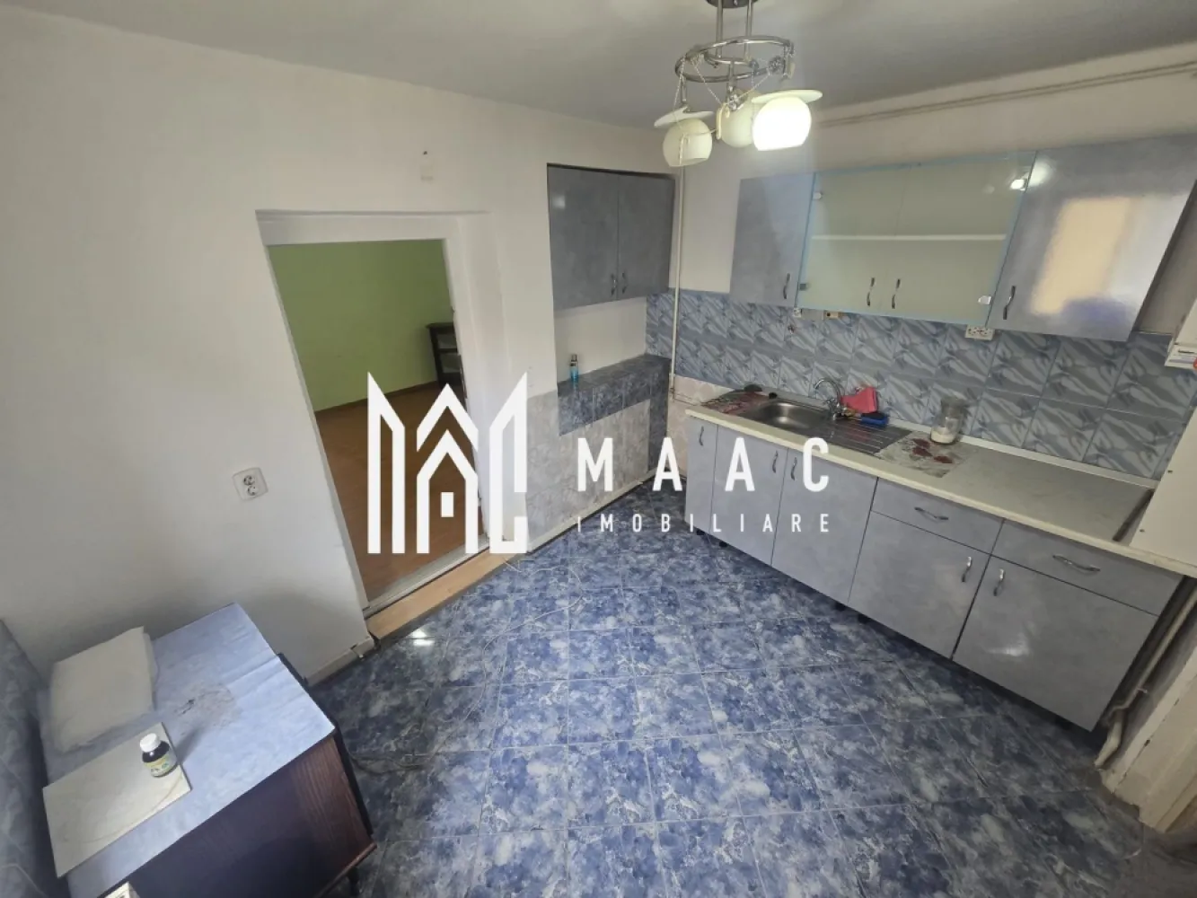 Apartament 2 camere la casa GARAJ Pivnita Zona Garii - Se oferă spre vânzare apartament la casă cu 2 camere, având o suprafață utilă de 44 mp, situat în zona Gării, pe Strada Lupeni, lângă Profi.

Locuința este amplasată într-o curte comună cu încă 2 vecini și dispune de:

2 camere
bucătărie
baie
pivniță uscată
garaj intabulat

Apartamentul se vinde exact ca în fotografii, fiind o opțiune potrivită atât pentru locuit, cât și pentru investiție.

Avantaje:
 Zonă accesibilă, aproape de magazine, gară și mijloace de transport
 Garaj propriu intabulat
 Pivniță uscată pentru depozitare
 Curte comună liniștită cu doar 2 vecini

Pentru mai multe detalii specificati CP3187661 la telefon.