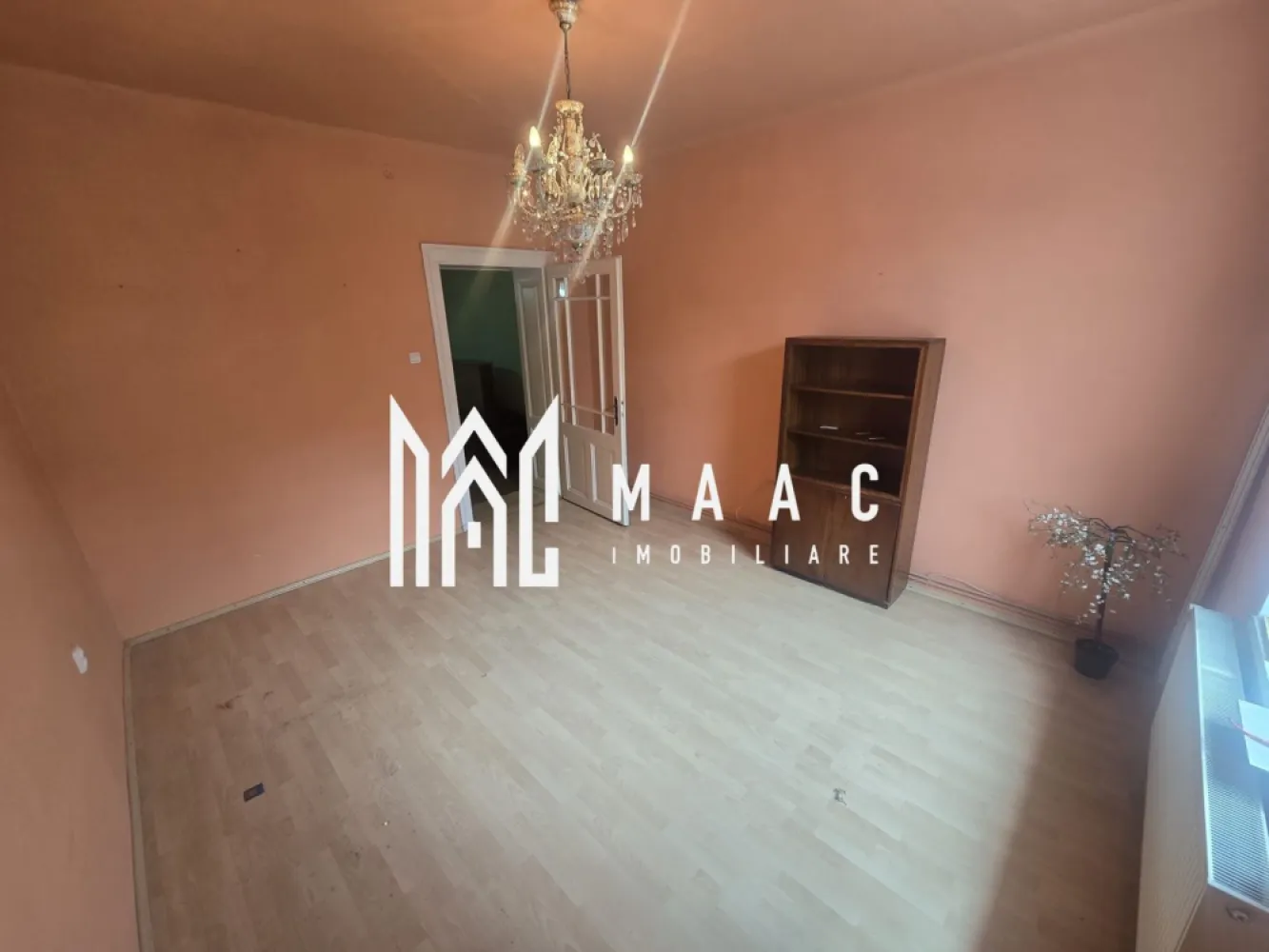 Apartament 2 camere la casa GARAJ Pivnita Zona Garii - Se oferă spre vânzare apartament la casă cu 2 camere, având o suprafață utilă de 44 mp, situat în zona Gării, pe Strada Lupeni, lângă Profi.

Locuința este amplasată într-o curte comună cu încă 2 vecini și dispune de:

2 camere
bucătărie
baie
pivniță uscată
garaj intabulat

Apartamentul se vinde exact ca în fotografii, fiind o opțiune potrivită atât pentru locuit, cât și pentru investiție.

Avantaje:
 Zonă accesibilă, aproape de magazine, gară și mijloace de transport
 Garaj propriu intabulat
 Pivniță uscată pentru depozitare
 Curte comună liniștită cu doar 2 vecini

Pentru mai multe detalii specificati CP3187661 la telefon.