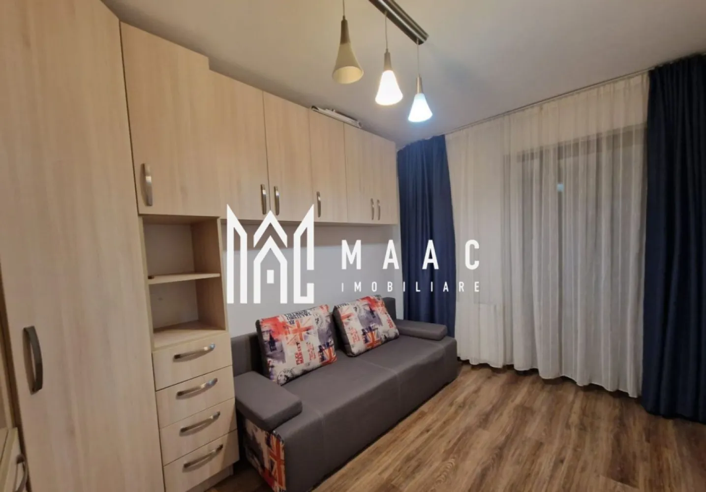 Apartament | 76 MP | 3 Camere | 2 Balcoane | Loc De Parcare | Doamna Stanca - MAAC Imobiliare vă propune spre închiriere un apartament cu 3 camere situat într-o zonă foarte bine cotată, în apropiere se află puncte de interes precum: grădinițe, mall Shopping City Sibiu. Caracteristici și puncte forte: -imobil construit în anul 2014 din cărămidă dotat cu lift -beneficiază de o expunere solară excelentă pe direcțiile est – sud – vest, fiind un apartament luminos pe tot parcursul zilei. Compartimentarea este optimă și cuprinde: - living cu bucătărie open space -două dormitoare separate -o baie dotată cu cadă și geam de aerisire -hol -cămară -balcon generos cu acces atât din zona de bucătărie, cât și din ambele dormitoare,+încă unul mic din living. Locuința se închiriază complet mobilată și utilată, fiind echipată cu: -combină frigorifică -mașină de spălat vase -mașină de spălat rufe -TV, -plită pe gaz -cuptor electric -centrală termică proprie. Un confort suplimentar este oferit de rulourile exterioare electrice montate la geamuri. Apartamentul are inclus un loc de parcare nominal înscris în Cartea Funciară. Amplasarea este ideală pentru un cuplu sau o familie, oferind acces rapid către stația de transport public, unități comerciale majore precum Carrefour, Dedeman, Kaufland, Lidl sau Mega Image, dar și liniștea necesară datorită spațiilor verzi și parcurilor de joacă din proximitate. Condiții închiriere: -garanție în cuantumul unei chirii Pentru mai multe detalii și programarea unei vizionări, vă rugăm să ne contactați menționând ID-ul de contact: CP2905344. }}