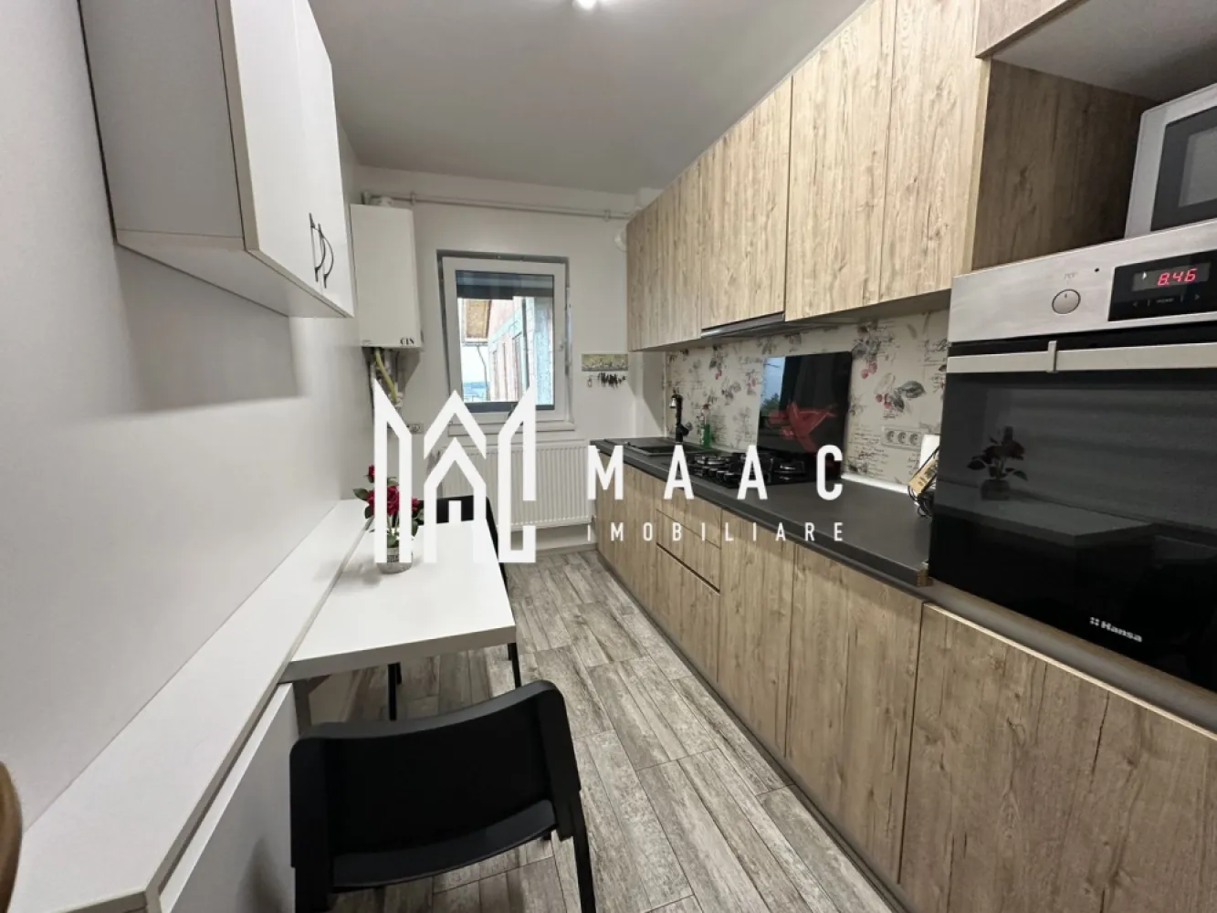Apartament 2 camere decomandat | Arhitecților Sibiu | balcon 12 mp - Apartament de vânzare în Sibiu, cu 2 camere decomandate, situat în zona Arhitecților - Calea Cisnădiei, la etajul 1 al unui imobil finalizat în 2015.

Detalii proprietate:
• Suprafață utilă de 47 mp și suprafață construită de 56 mp
• Compartimentare decomandată: living, dormitor, baie, bucătărie închisă și balcon
• Etaj 1 din 2
• Finisat modern
• Balcon de 12 mp
• 1 baie și 1 bucătărie
• Loc de parcare

Proprietatea este amplasată pe Strada Radu Patrulius, în zona Arhitecților - Calea Cisnădiei din Sibiu, într-un imobil cu regim redus de înălțime.

Contactați echipa MAAC Imobiliare pentru mai multe informații și pentru programarea unei vizionări. Cod anunț CP3187806.