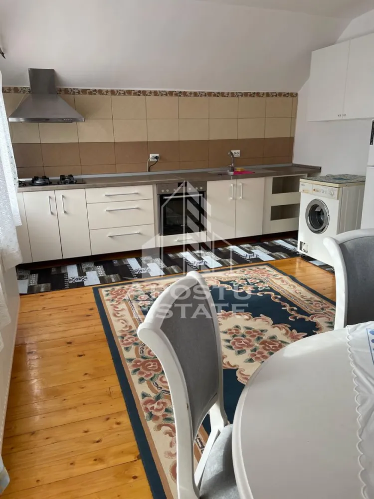 Apartament cu 3 camere la casa Chisoda - APOSTU ESTATE va propune spre inchiriere un apartament decomandat,cu 3 camere la casa,in Chisoda.

Apartamentul se afla la etajul 1 este complet mobilat si utilat avand in apropiere numeroase puncte de interes.
Se desfasoara pe o suprafata de aprox 70 mp utili.

 Este compartimentat astfel:

-Hol acces
-Bucatarie
-Living
-2 Dormitoare
-Baie
-Balcon
-Curte comuna cu zona barbeque
-1 loc de parcare
Confortul termic se realizeaza prin centrala proprie + aer conditionat.
Apartamentul beneficiaza de toate utilitatile,pozitie excelenta,strada asfaltata.
Pretul este 400 euro + 1 luna garantie!
Disponibil imediat!
Va asteptam cu drag la vizionare!