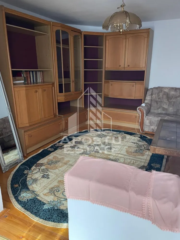Apartament cu 3 camere la casa Chisoda - APOSTU ESTATE va propune spre inchiriere un apartament decomandat,cu 3 camere la casa,in Chisoda.

Apartamentul se afla la etajul 1 este complet mobilat si utilat avand in apropiere numeroase puncte de interes.
Se desfasoara pe o suprafata de aprox 70 mp utili.

 Este compartimentat astfel:

-Hol acces
-Bucatarie
-Living
-2 Dormitoare
-Baie
-Balcon
-Curte comuna cu zona barbeque
-1 loc de parcare
Confortul termic se realizeaza prin centrala proprie + aer conditionat.
Apartamentul beneficiaza de toate utilitatile,pozitie excelenta,strada asfaltata.
Pretul este 400 euro + 1 luna garantie!
Disponibil imediat!
Va asteptam cu drag la vizionare!