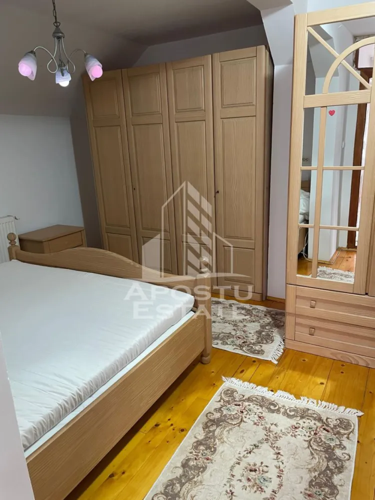 Apartament cu 3 camere la casa Chisoda - APOSTU ESTATE va propune spre inchiriere un apartament decomandat,cu 3 camere la casa,in Chisoda.

Apartamentul se afla la etajul 1 este complet mobilat si utilat avand in apropiere numeroase puncte de interes.
Se desfasoara pe o suprafata de aprox 70 mp utili.

 Este compartimentat astfel:

-Hol acces
-Bucatarie
-Living
-2 Dormitoare
-Baie
-Balcon
-Curte comuna cu zona barbeque
-1 loc de parcare
Confortul termic se realizeaza prin centrala proprie + aer conditionat.
Apartamentul beneficiaza de toate utilitatile,pozitie excelenta,strada asfaltata.
Pretul este 400 euro + 1 luna garantie!
Disponibil imediat!
Va asteptam cu drag la vizionare!