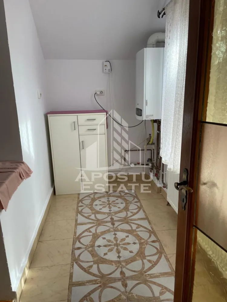 Apartament cu 3 camere la casa Chisoda - APOSTU ESTATE va propune spre inchiriere un apartament decomandat,cu 3 camere la casa,in Chisoda.

Apartamentul se afla la etajul 1 este complet mobilat si utilat avand in apropiere numeroase puncte de interes.
Se desfasoara pe o suprafata de aprox 70 mp utili.

 Este compartimentat astfel:

-Hol acces
-Bucatarie
-Living
-2 Dormitoare
-Baie
-Balcon
-Curte comuna cu zona barbeque
-1 loc de parcare
Confortul termic se realizeaza prin centrala proprie + aer conditionat.
Apartamentul beneficiaza de toate utilitatile,pozitie excelenta,strada asfaltata.
Pretul este 400 euro + 1 luna garantie!
Disponibil imediat!
Va asteptam cu drag la vizionare!