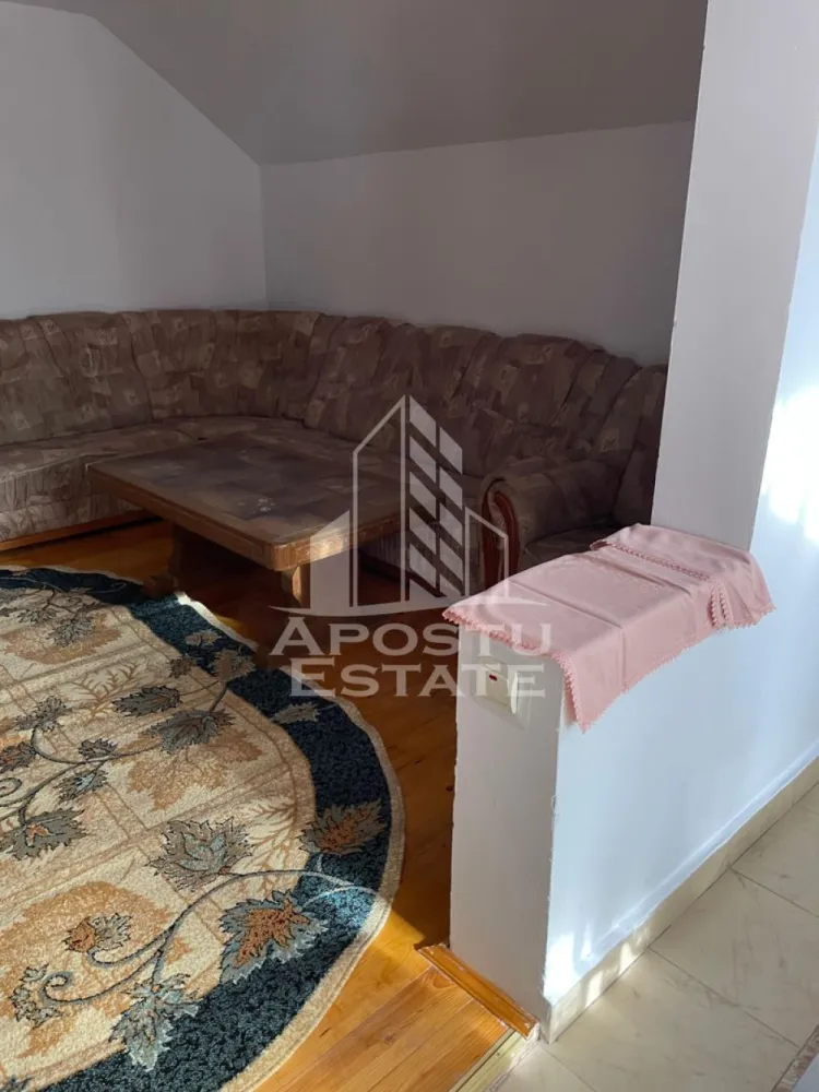 Apartament cu 3 camere la casa Chisoda - APOSTU ESTATE va propune spre inchiriere un apartament decomandat,cu 3 camere la casa,in Chisoda.

Apartamentul se afla la etajul 1 este complet mobilat si utilat avand in apropiere numeroase puncte de interes.
Se desfasoara pe o suprafata de aprox 70 mp utili.

 Este compartimentat astfel:

-Hol acces
-Bucatarie
-Living
-2 Dormitoare
-Baie
-Balcon
-Curte comuna cu zona barbeque
-1 loc de parcare
Confortul termic se realizeaza prin centrala proprie + aer conditionat.
Apartamentul beneficiaza de toate utilitatile,pozitie excelenta,strada asfaltata.
Pretul este 400 euro + 1 luna garantie!
Disponibil imediat!
Va asteptam cu drag la vizionare!