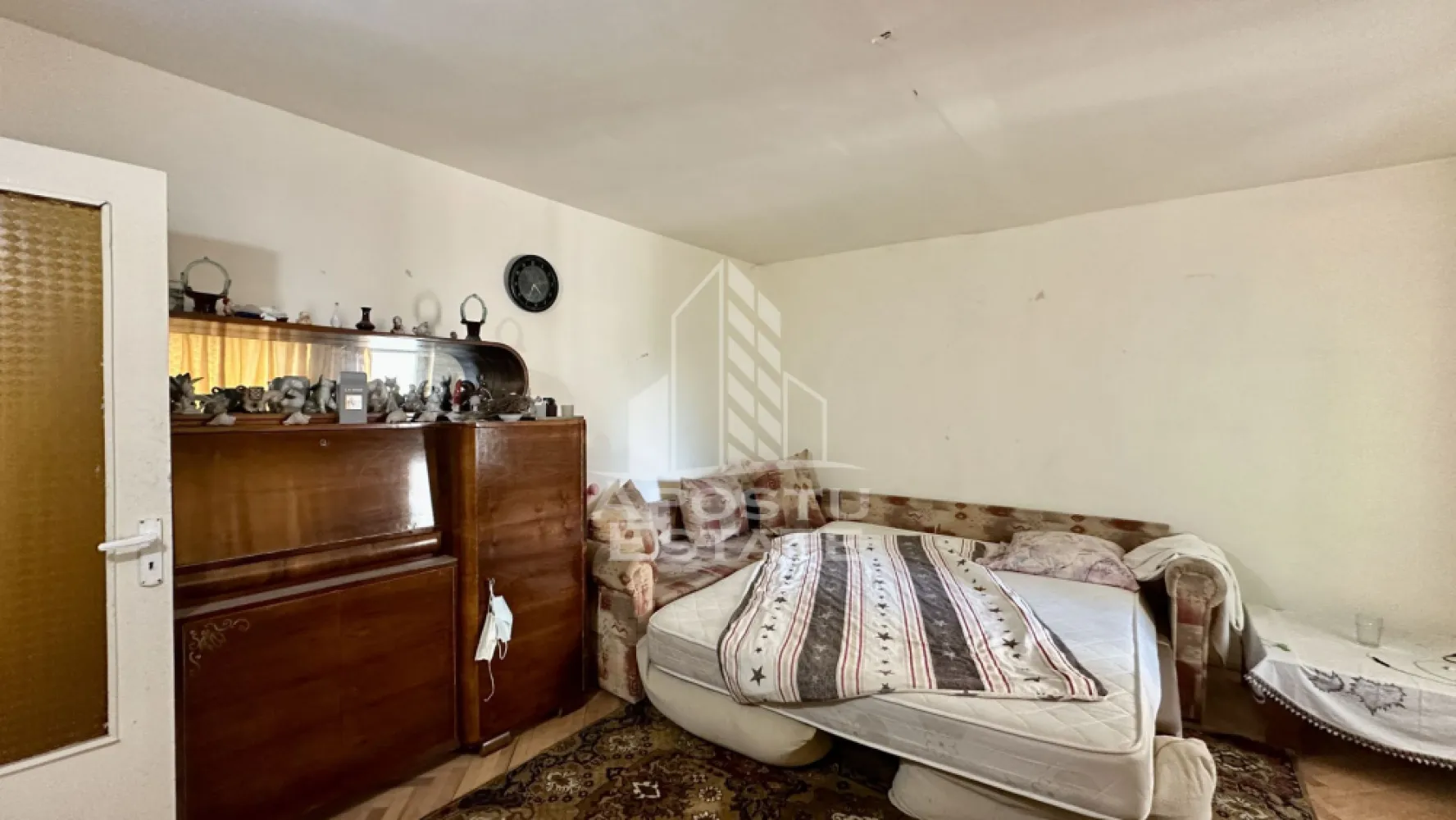 Apartament cu 3 camere, decomandat, etaj intermediar, Aradului - APOSTU ESTATE va propune spre vanzare un apartament spatios cu 3 camere, decomandat, situat la etajul 2 din 4 al unui imobil cu acoperis, amplasat intr-o locatie excelenta, in imediata apropiere a zonei Iulius Town, una dintre cele mai cautate si dinamice zone ale orasului. Proprietatea beneficiaza de acces rapid catre centre comerciale, scoli, gradinite, mijloace de transport in comun si numeroase puncte de interes.

Apartamentul dispune de o compartimentare practica si functionala, fiind ideal atat pentru o familie, cat si pentru investitie.

Compartimentare:

hol de acces;
bucatarie separata, prevazuta cu debara;
living luminos cu acces la balcon;
dormitor cu acces la al doilea balcon;
al doilea dormitor;
doua bai;
doua balcoane.

Locuinta ofera multiple posibilitati de amenajare si personalizare in functie de preferintele viitorilor proprietari.

Apartamentul este in prezent deconectat de la reteaua de incalzire, existand posibilitatea montarii unei centrale termice proprii, pentru un control eficient al consumului si al confortului termic.

Pentru mai multe informatii sau pentru programarea unei vizionari, va stam cu drag la dispozitie!
CP3187757