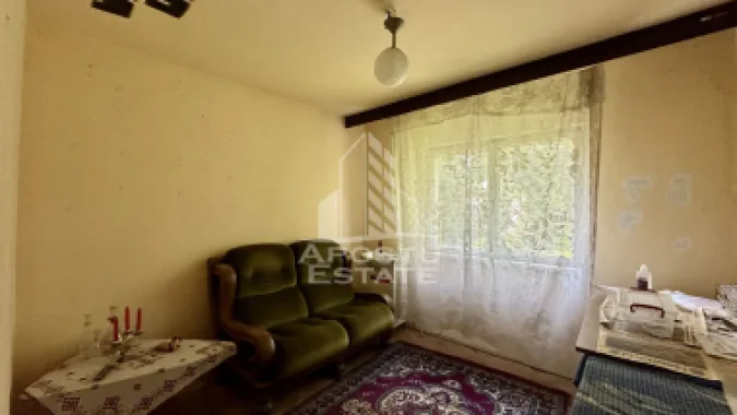 Apartament cu 3 camere, decomandat, etaj intermediar, Aradului