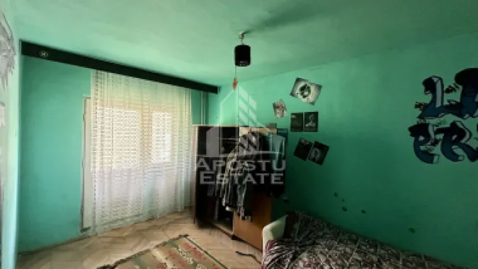 Apartament cu 3 camere, decomandat, etaj intermediar, Aradului